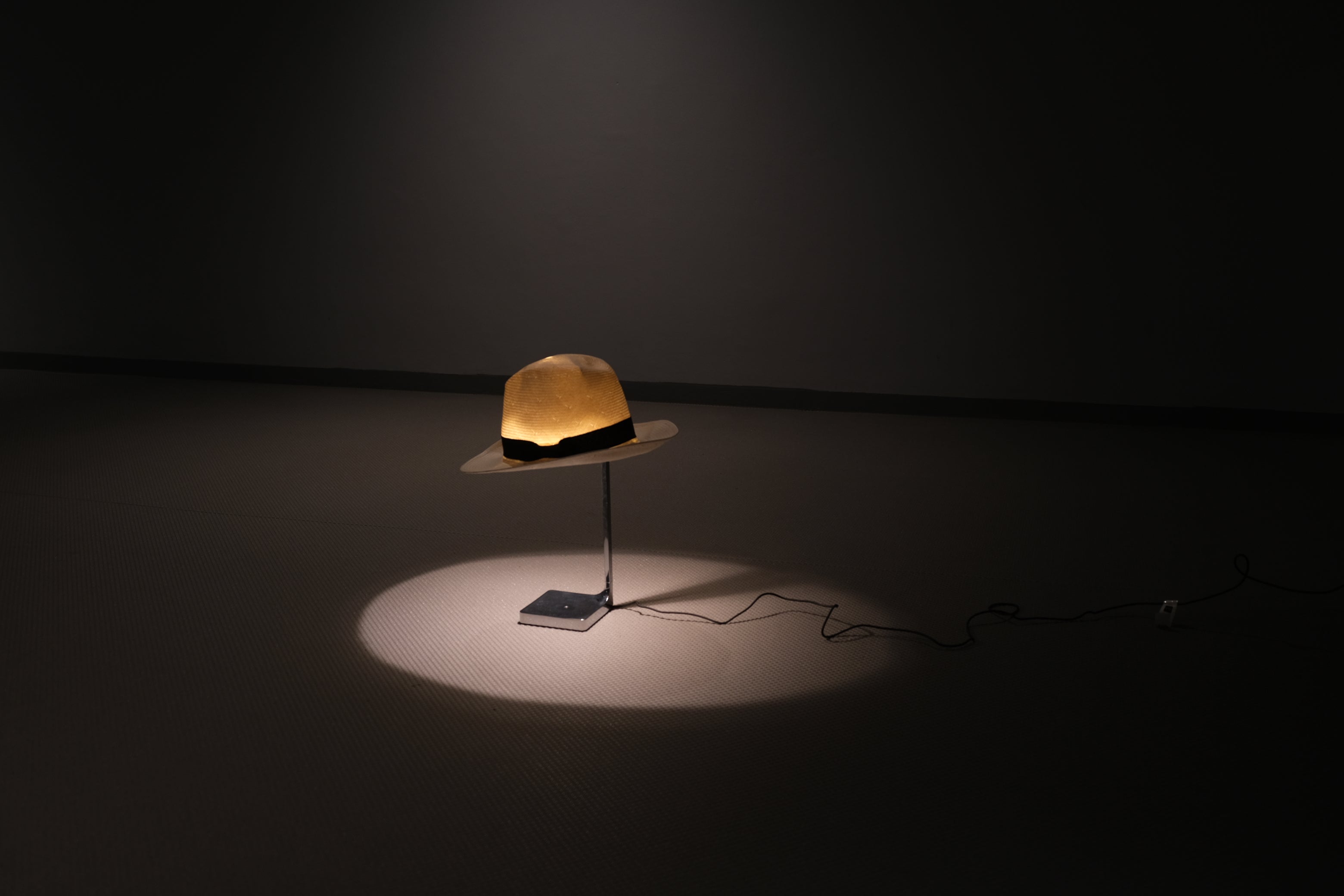 帽子に光を宿す。フィリップ・スタルク × FLOS “CHAPO” テーブルランプ