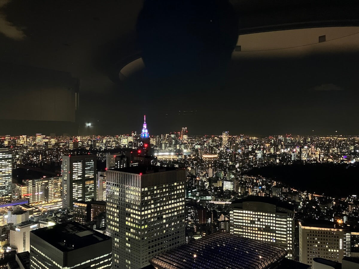 名前のない美しさを探しに行く:都庁の職員食堂と、都市の静かな眺め