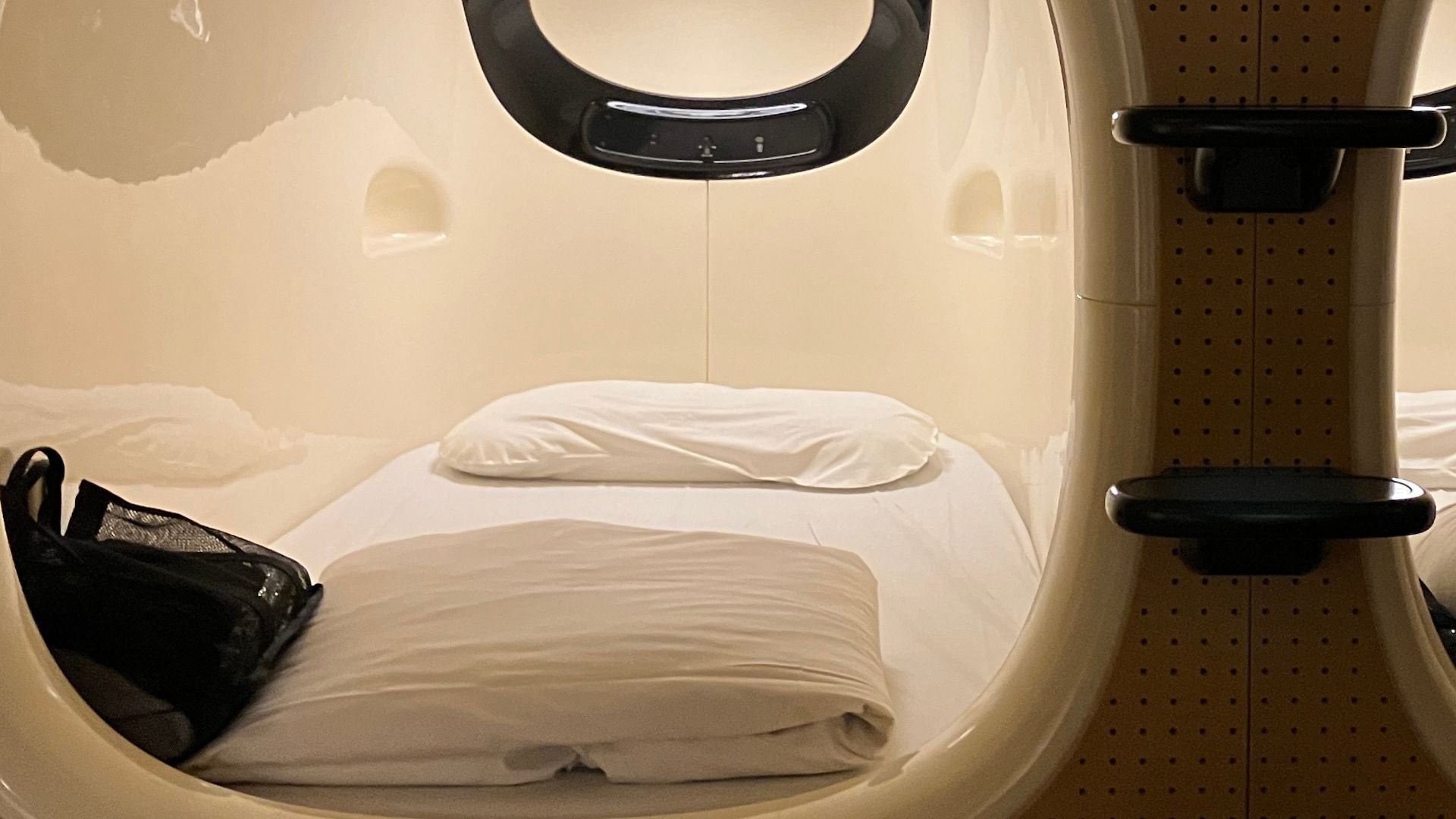 旅費の哲学──カプセルホテルが教えてくれた、身軽さという豊かさ 静けさ・実務・人生観すべてを自然に含む軸。