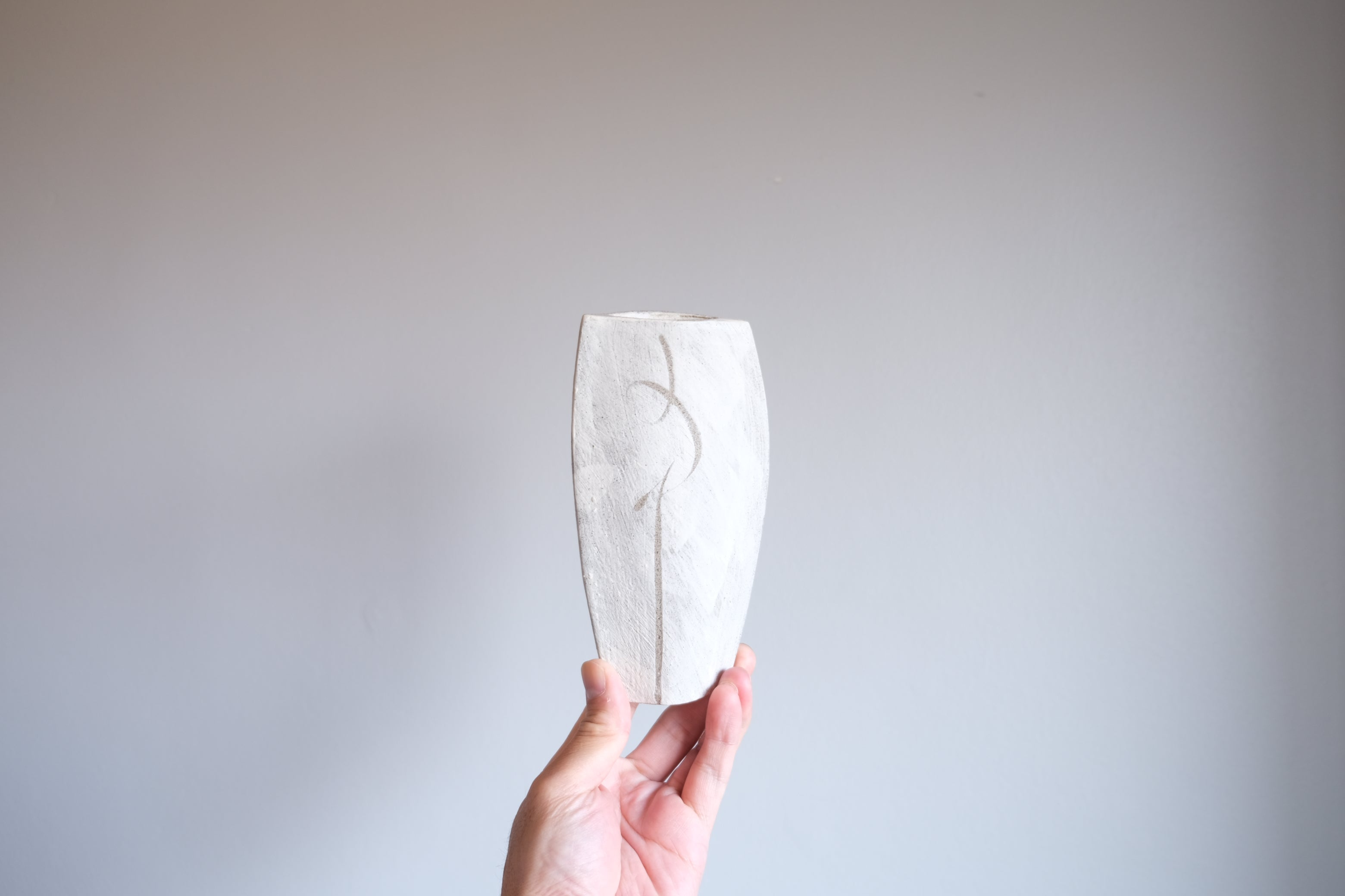 <h2>手のひらの余白に、ひとつの美</h2><br><p>暮らしに寄り添う、形と質感。</p>