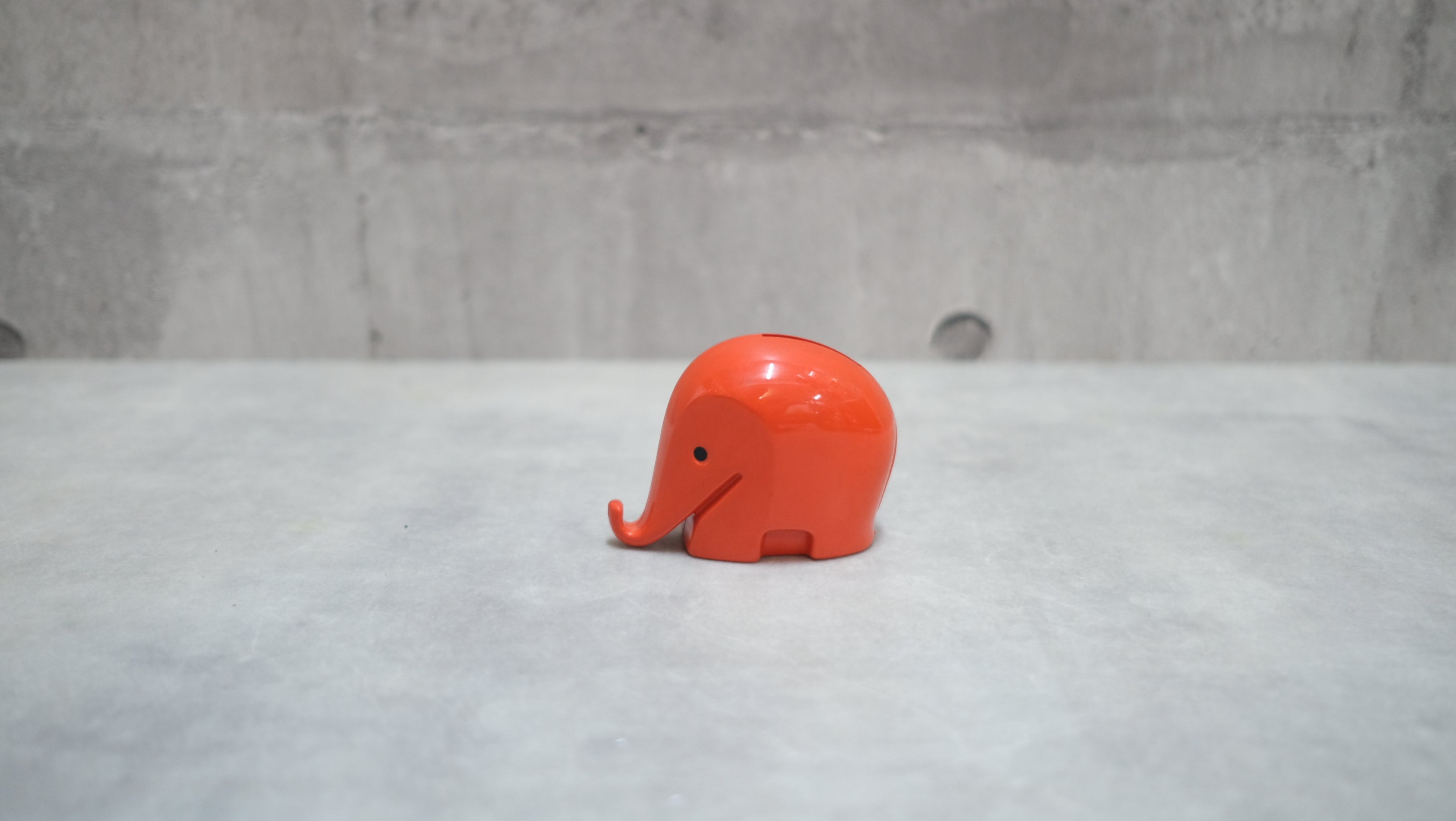 【手のひらに、未来への小さな約束を。】ルイジ・コラーニ Drumbo 象 貯金箱 銀行 ノベルティ 赤色 【オリジナル】