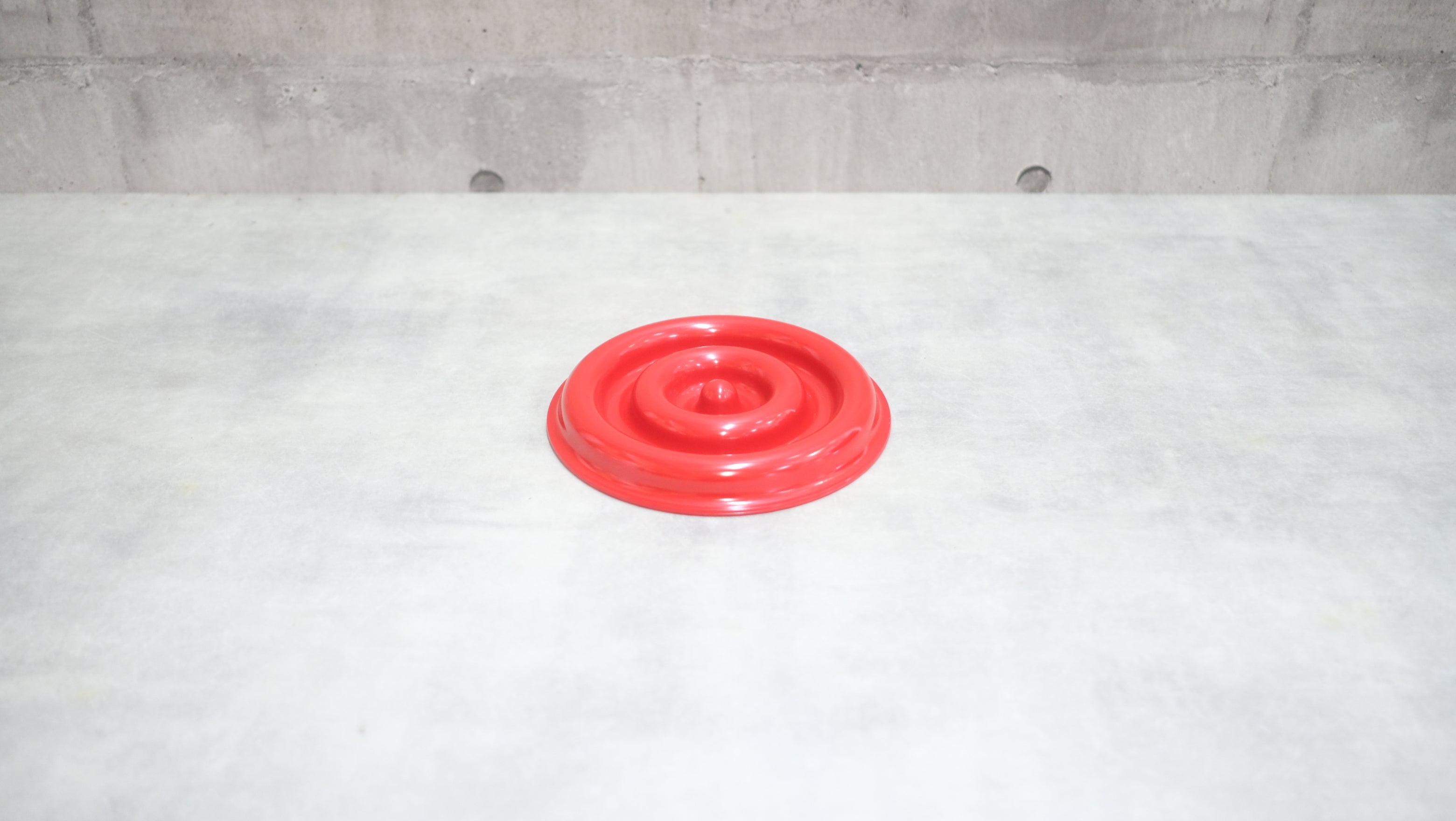 【未使用・極美品】細江勲夫 × KARTELL 4636 アッシュトレイ|鮮烈な赤が空間を彩るデザインオブジェ