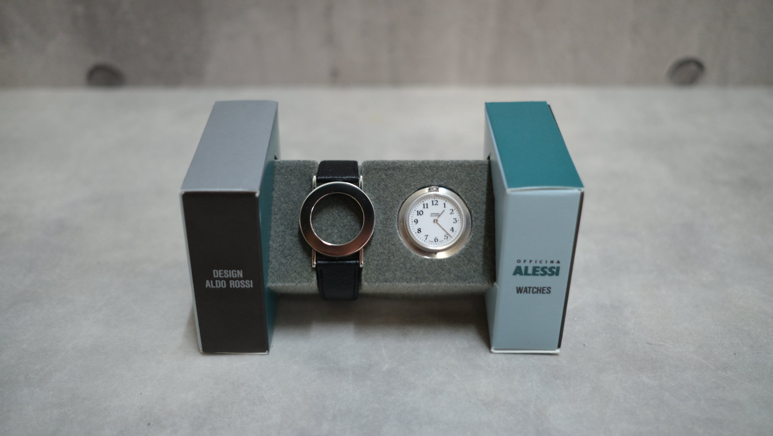 【未使用・デッドストック】ALESSI × Aldo Rossi|MOMENTO AR1/B|メンズウォッチ|黒レザーベルト|電池交換済|1987年モデル
