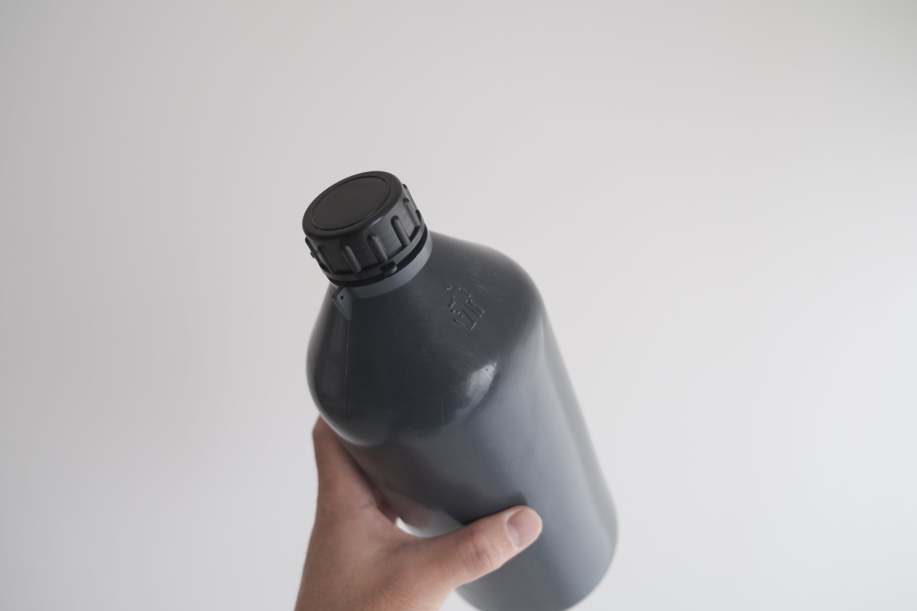 Kartell ラボ用PEボトル 2000ml|実験器具の美学と存在感