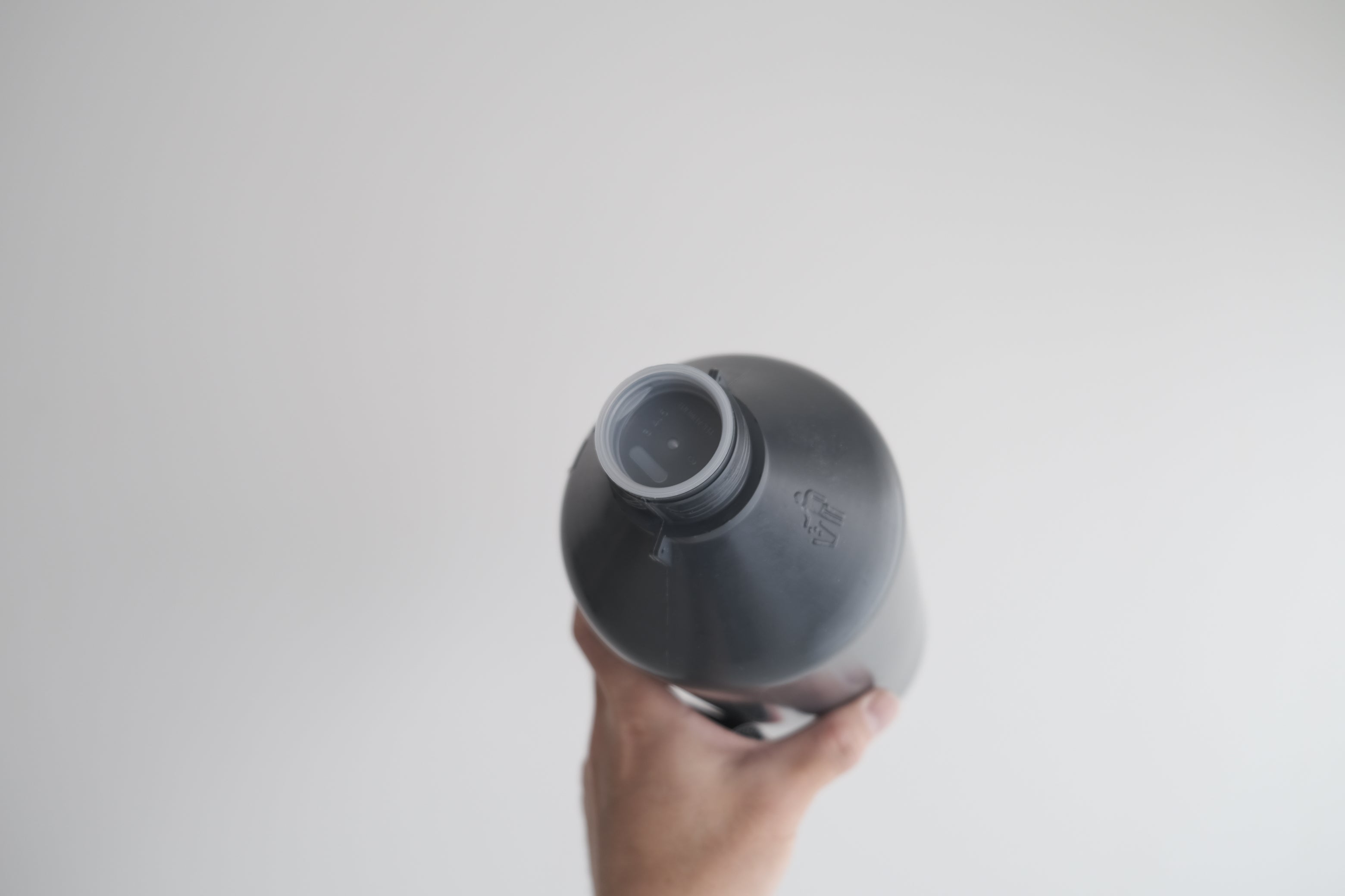Kartell ラボ用PEボトル 2000ml|実験器具の美学と存在感