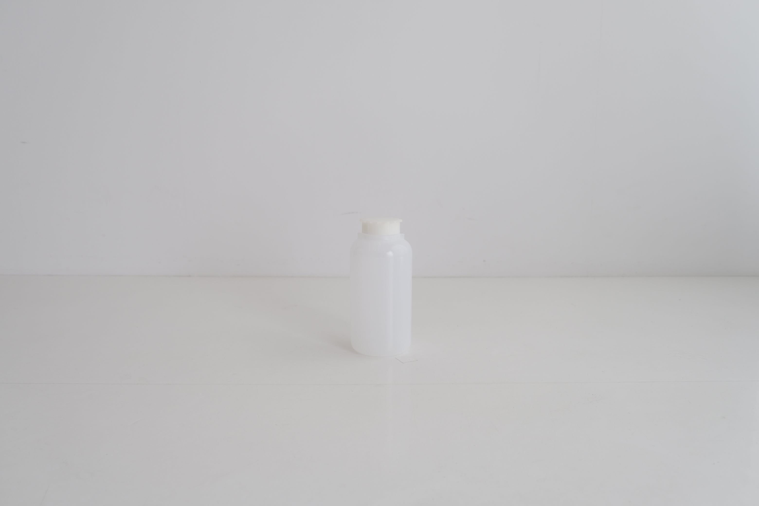 Kartell ラボ用PEボトル 1000ml ホワイト|実験器具の余白と密度