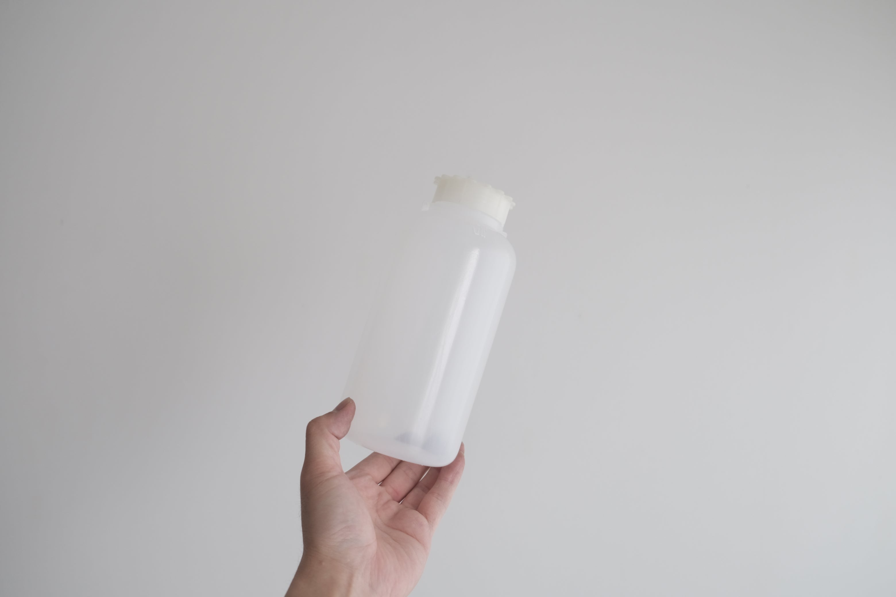 Kartell ラボ用PEボトル 1000ml ホワイト|実験器具の余白と密度