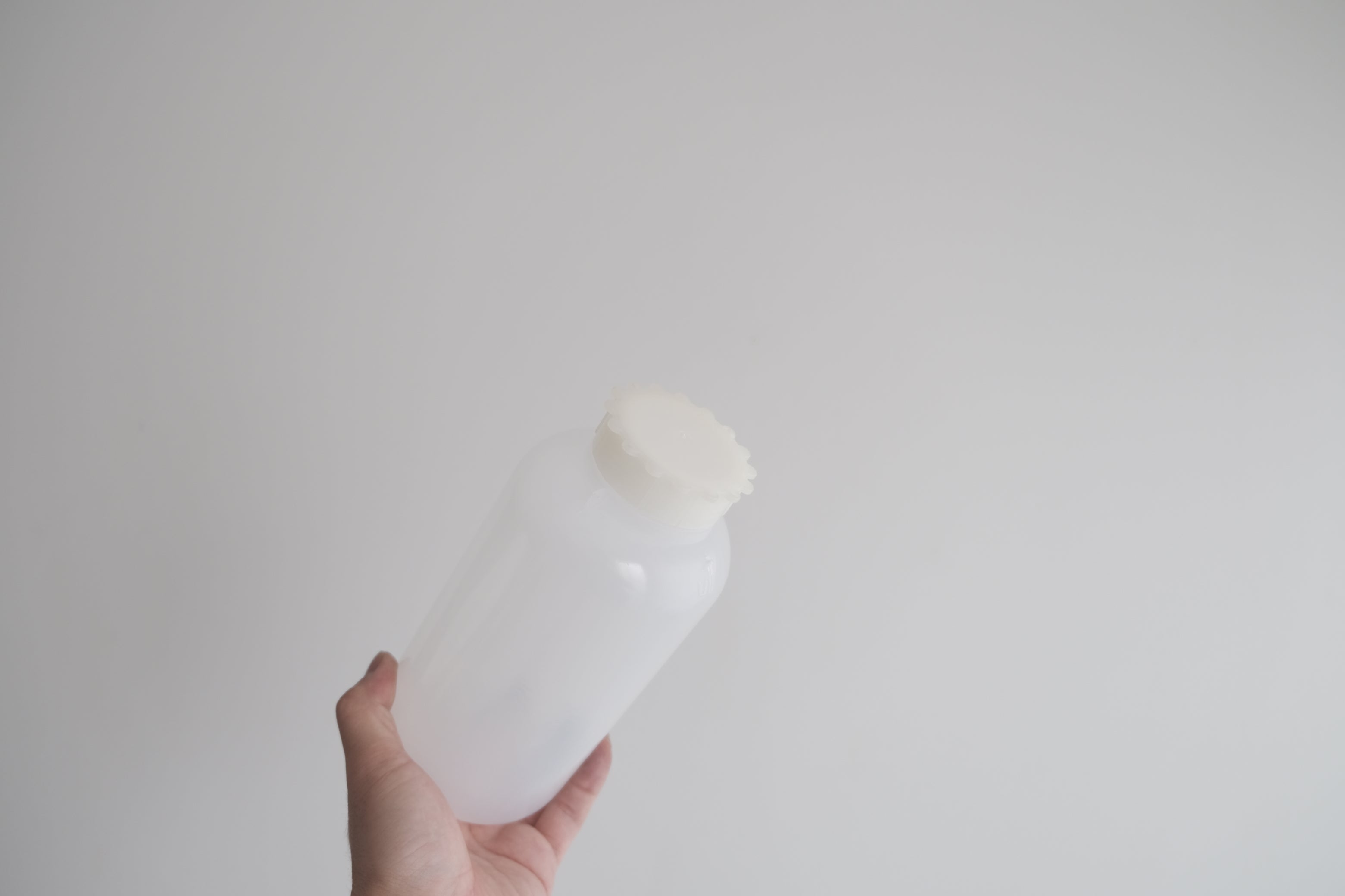 Kartell ラボ用PEボトル 1000ml ホワイト|実験器具の余白と密度