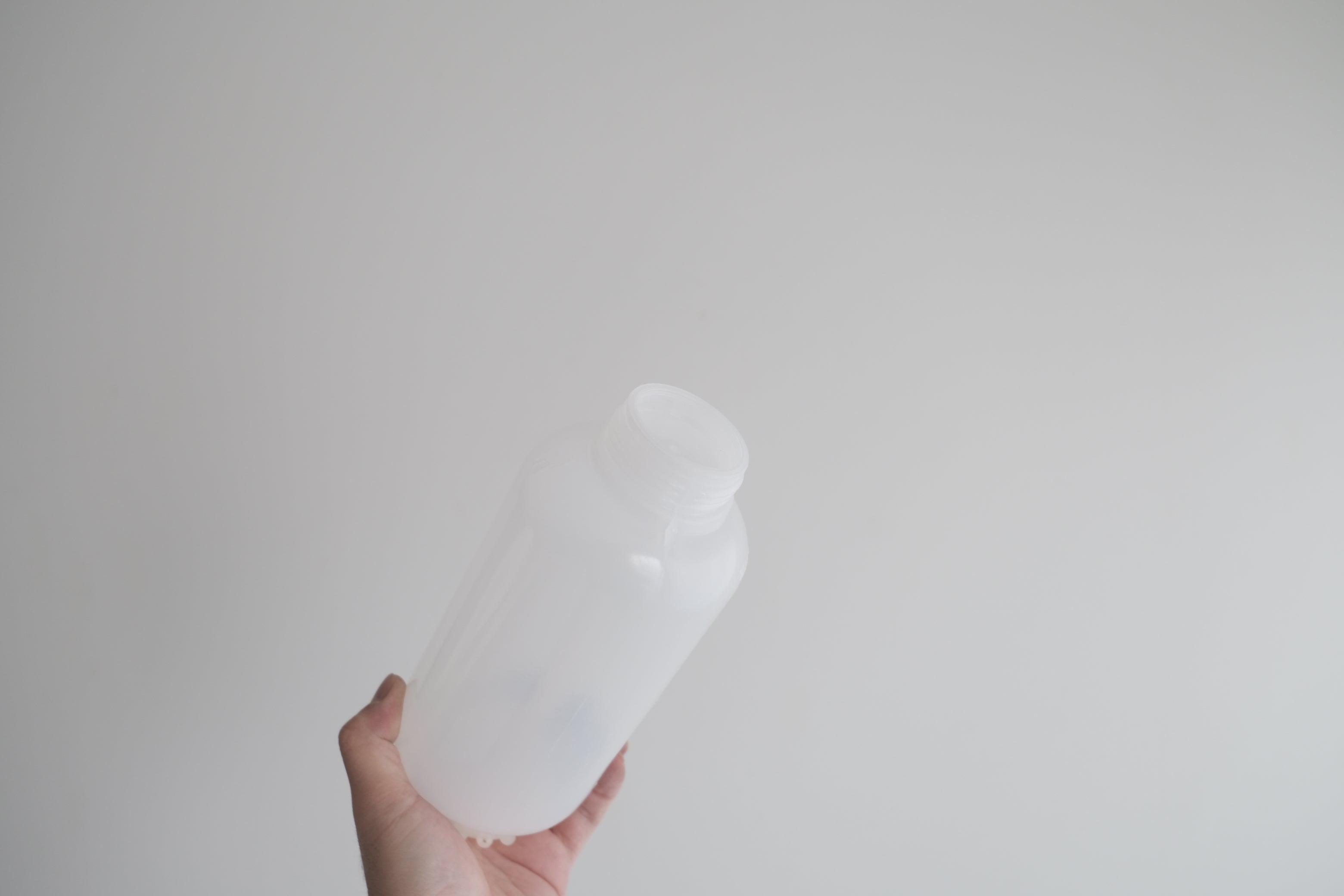 Kartell ラボ用PEボトル 1000ml ホワイト|実験器具の余白と密度