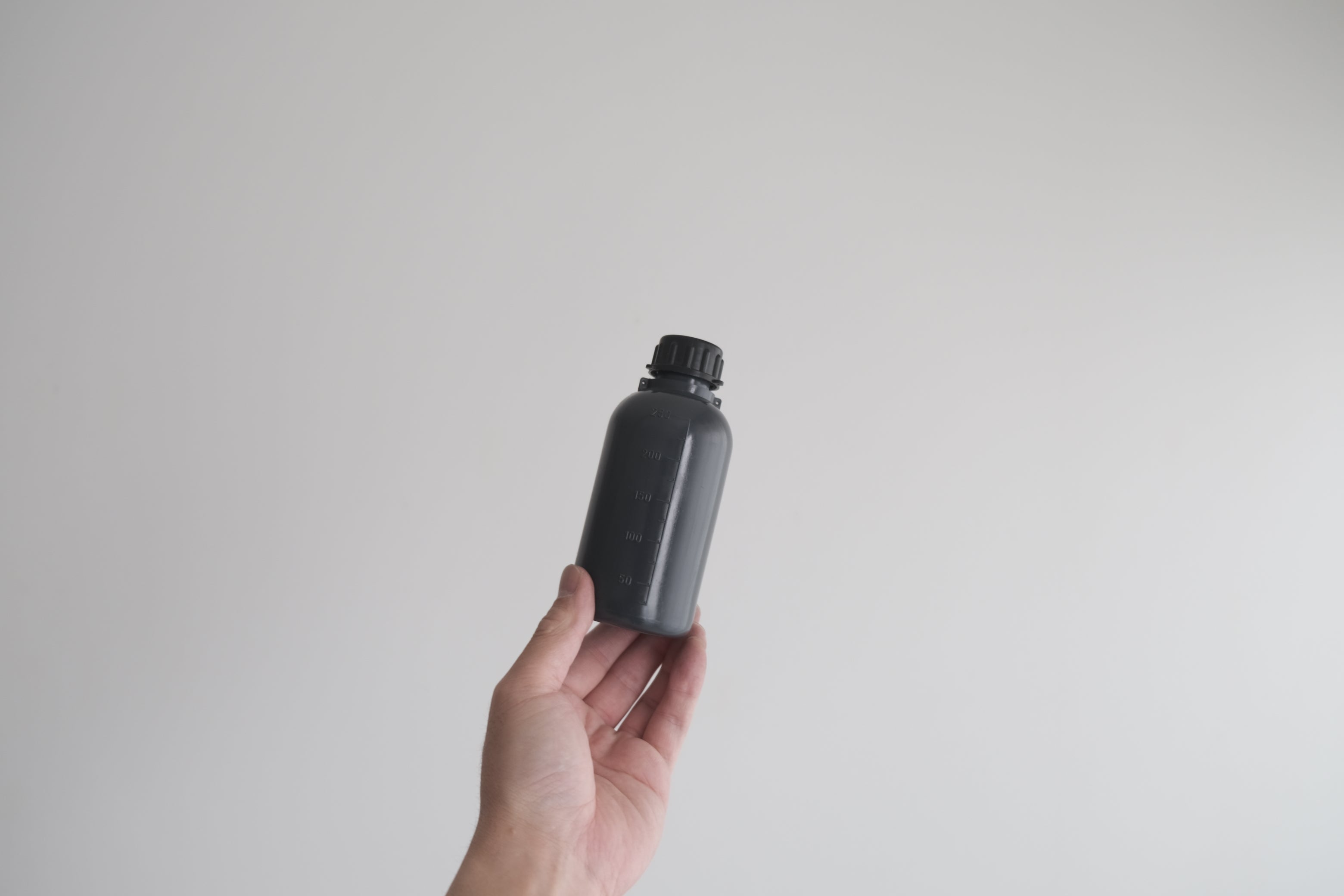Kartell ラボ用PEボトル 250ml ブラックグレー|手のひらに載る工業美