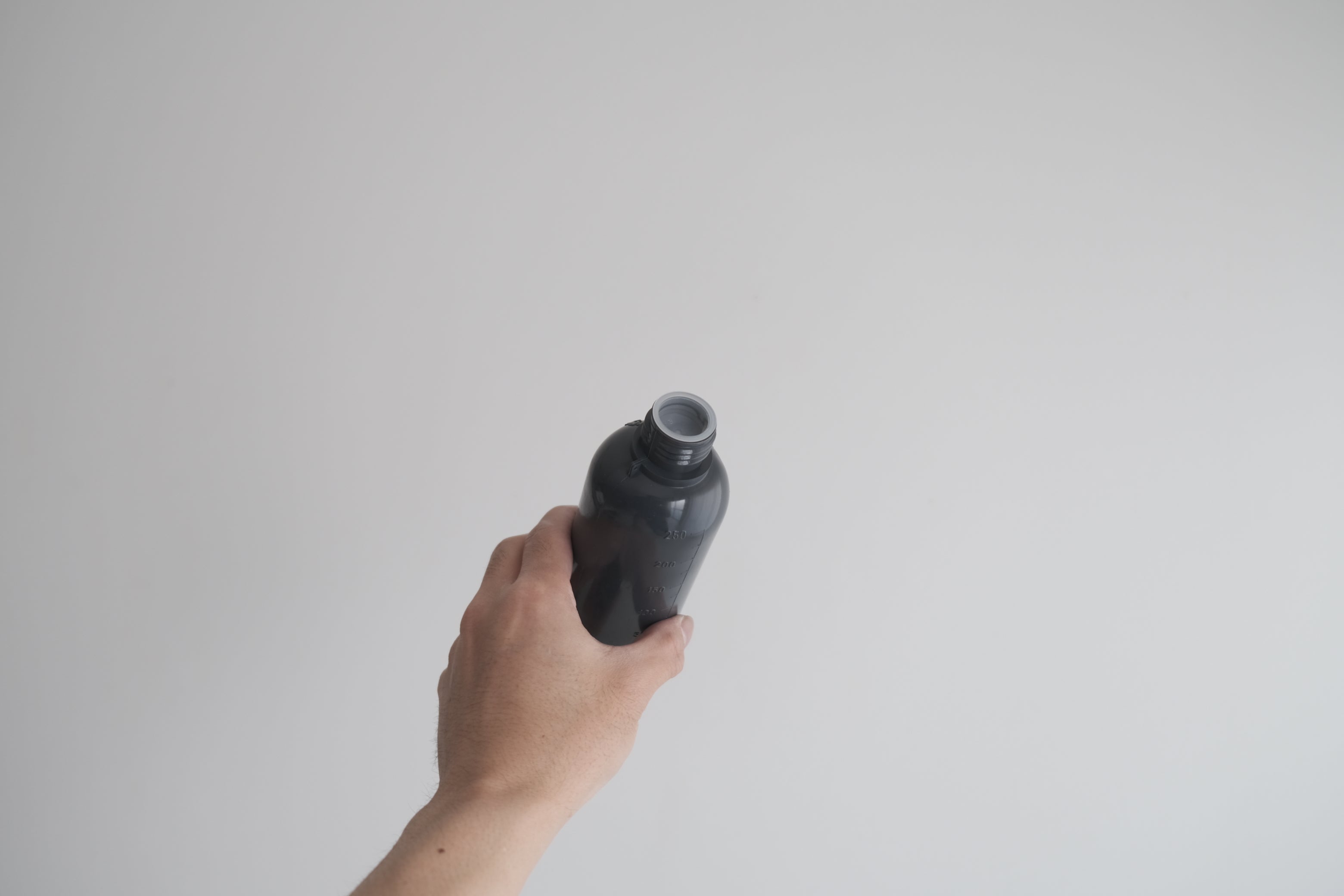 Kartell ラボ用PEボトル 250ml ブラックグレー|手のひらに載る工業美