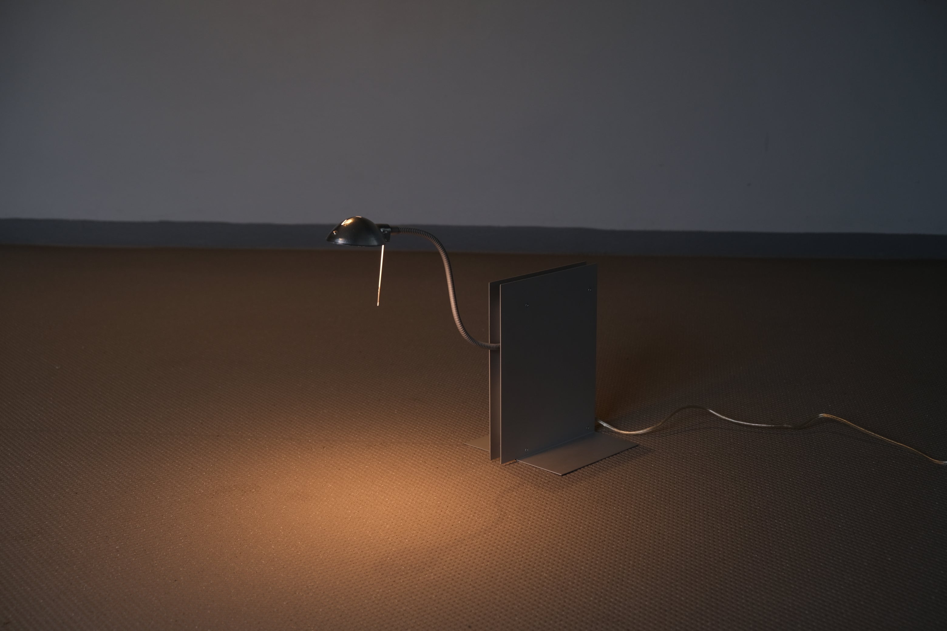 【OSKAR LAMP|INGO MAURER × Studio NOI】ブックエンドとしても使える詩的な照明