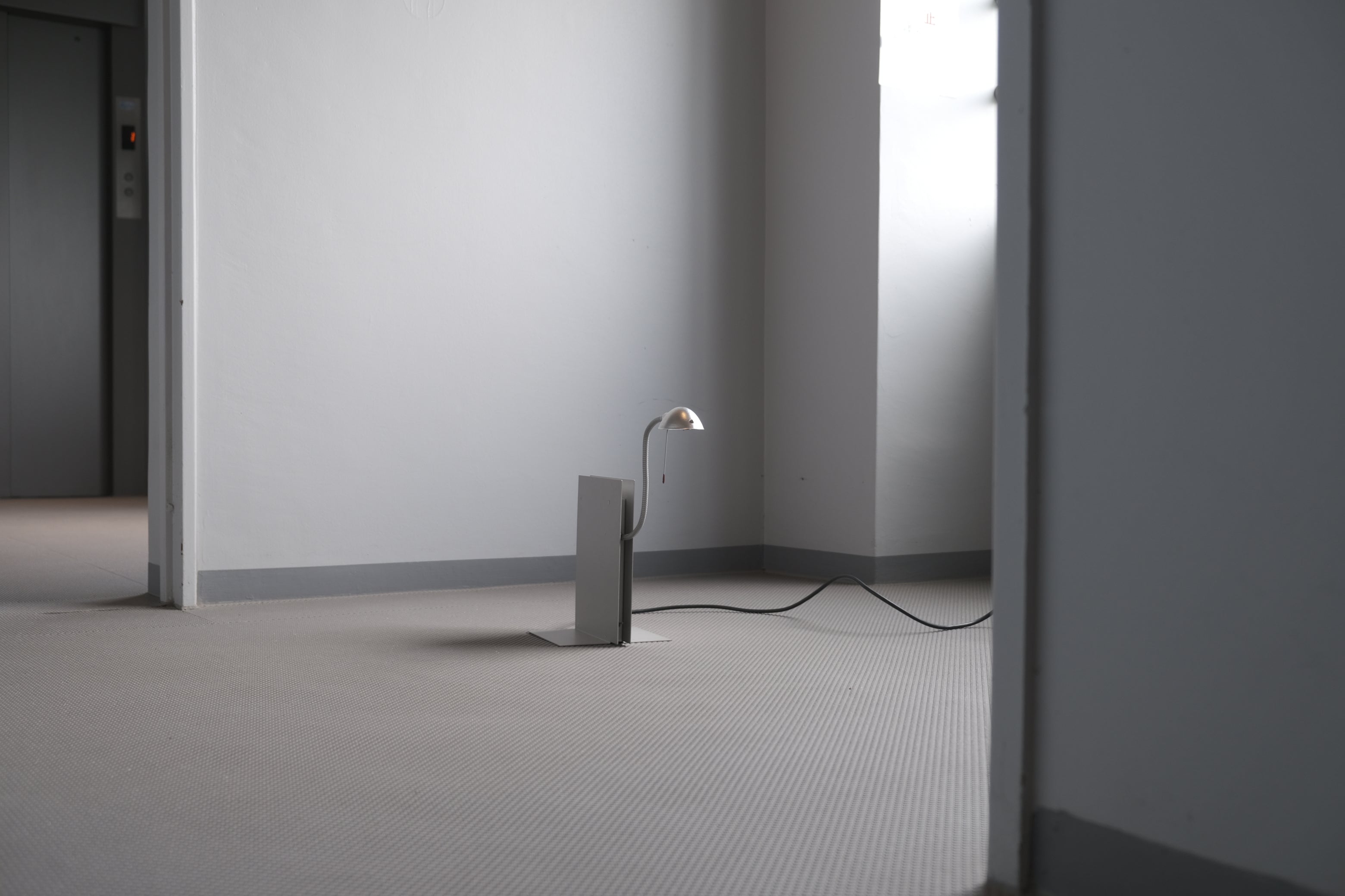 OSKAR Lamp|Ingo Maurer × Studio NOI|ブックエンド機能付きテーブルランプ(赤ツマミ残存個体)