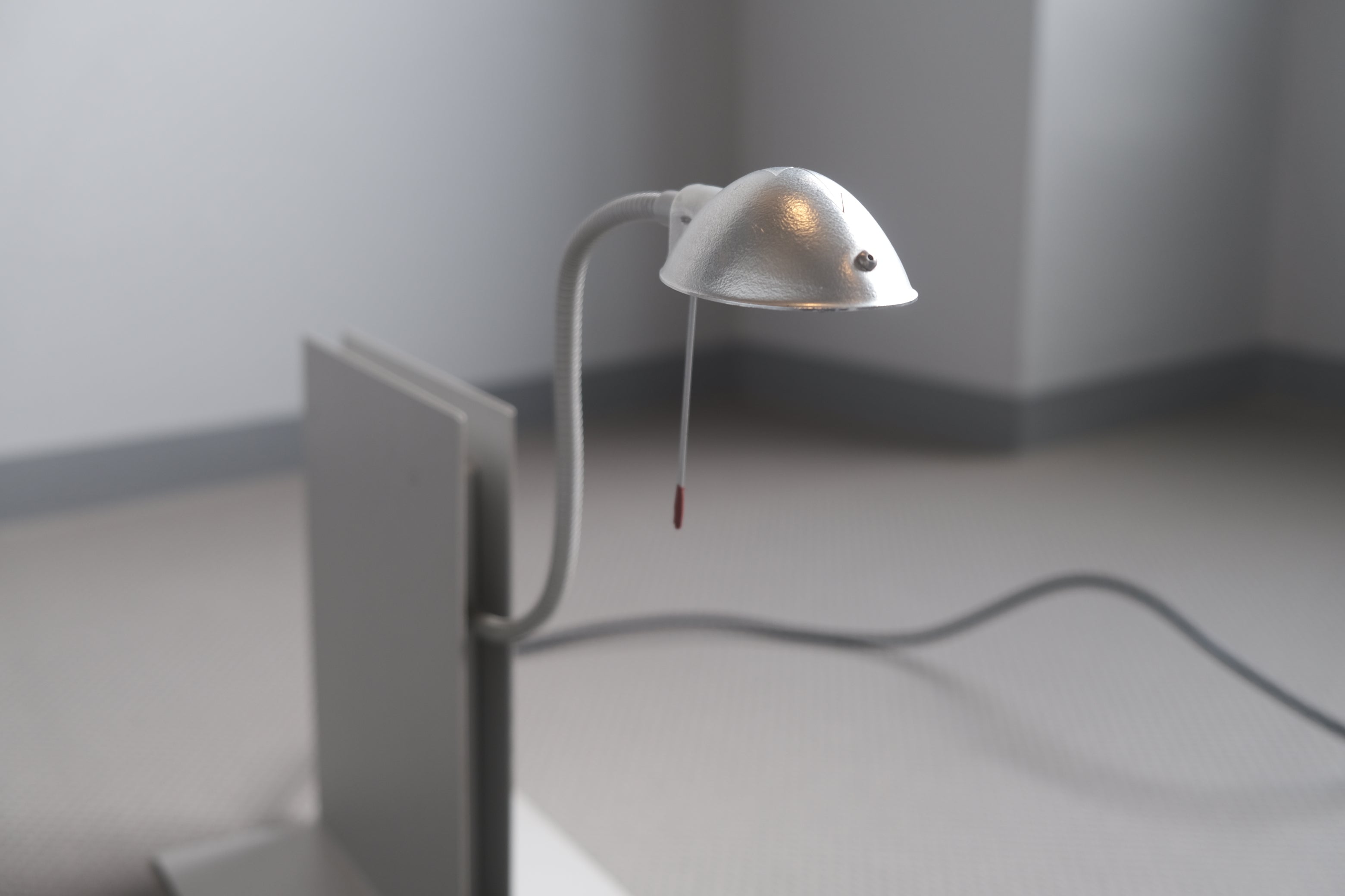 OSKAR Lamp|Ingo Maurer × Studio NOI|ブックエンド機能付きテーブルランプ(赤ツマミ残存個体)