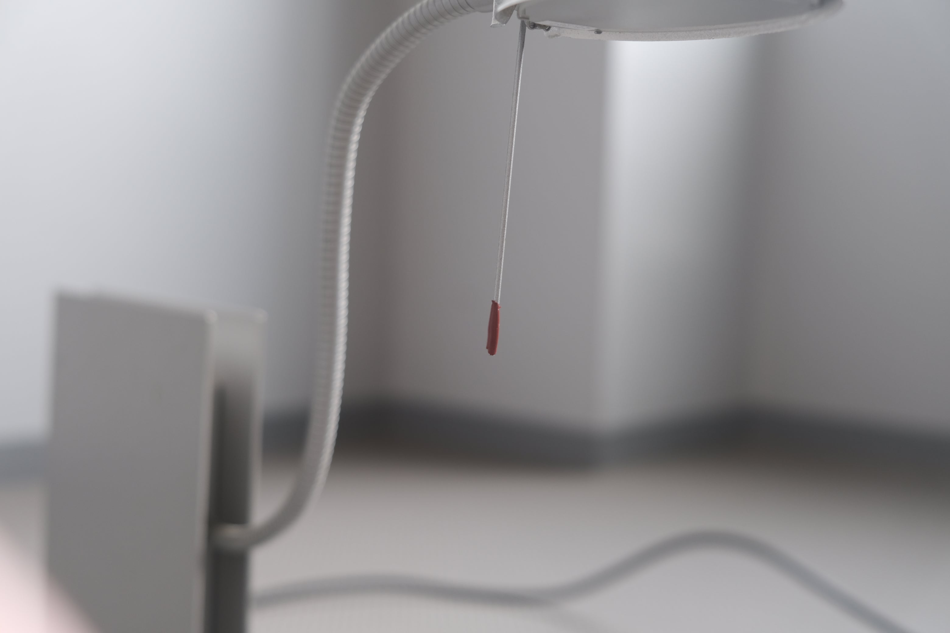 OSKAR Lamp|Ingo Maurer × Studio NOI|ブックエンド機能付きテーブルランプ(赤ツマミ残存個体)