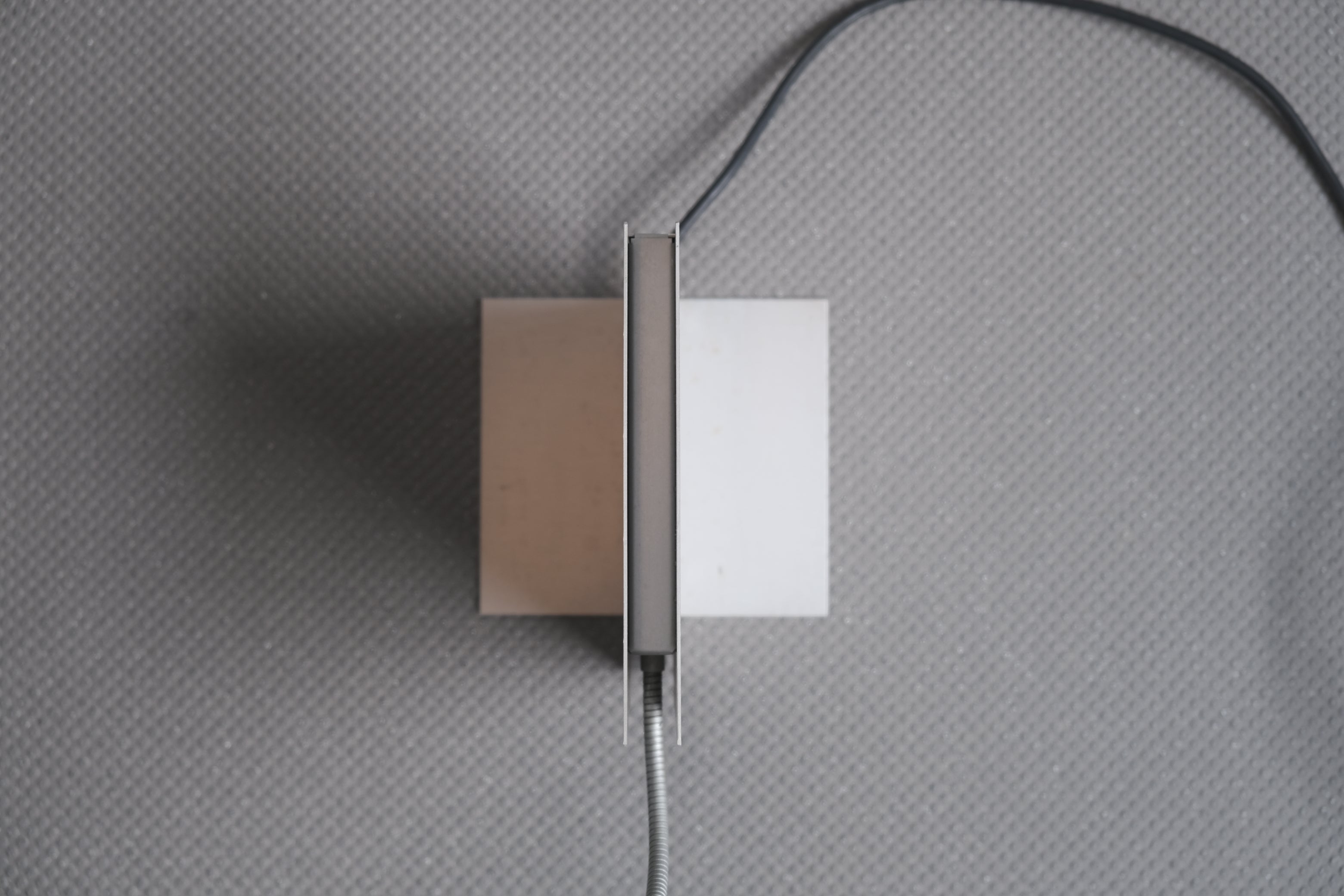 OSKAR Lamp|Ingo Maurer × Studio NOI|ブックエンド機能付きテーブルランプ(赤ツマミ残存個体)