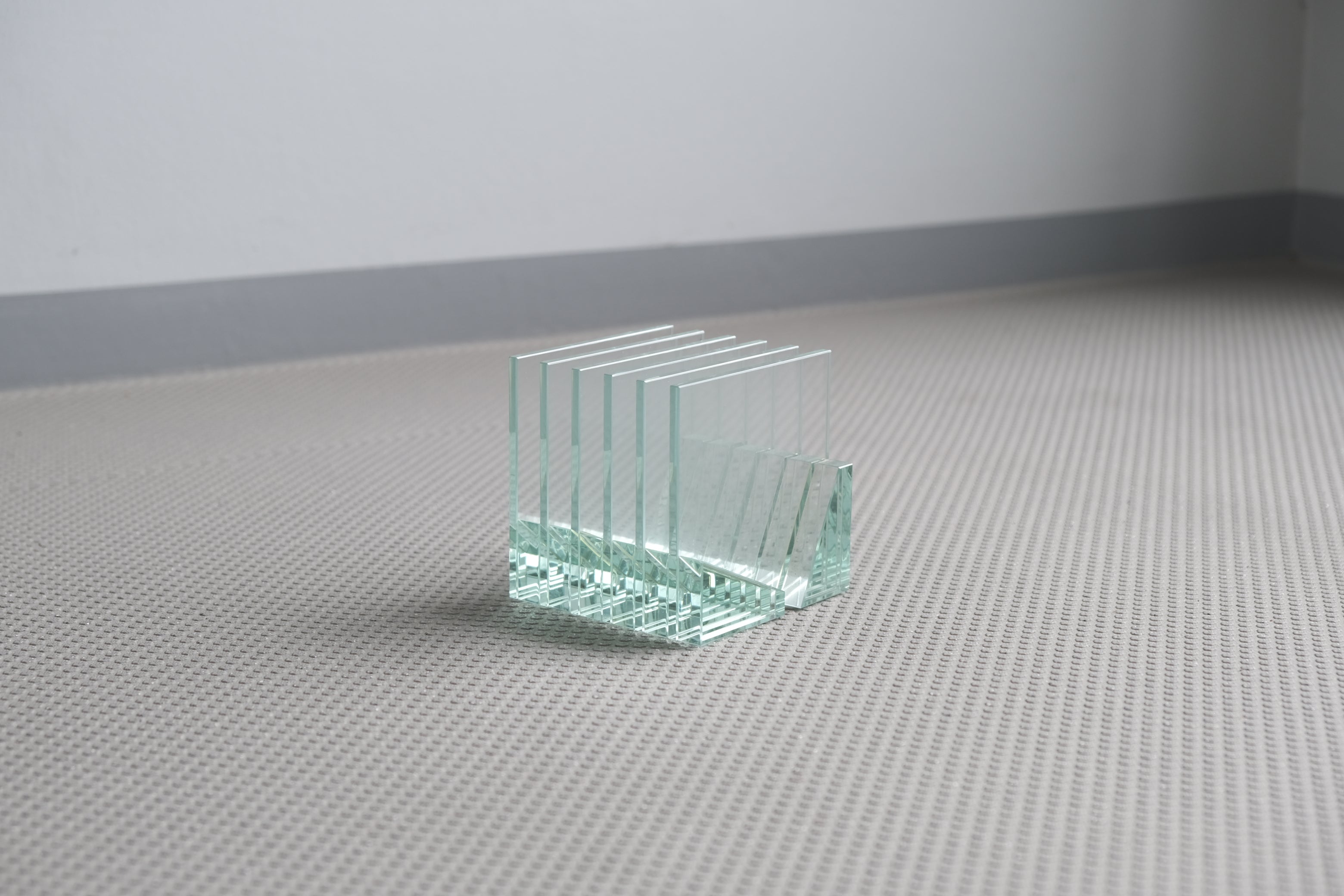 【ガラス製CDスタンド】建築的な佇まい|ポストカードスタンド・オブジェとしても美しい一品