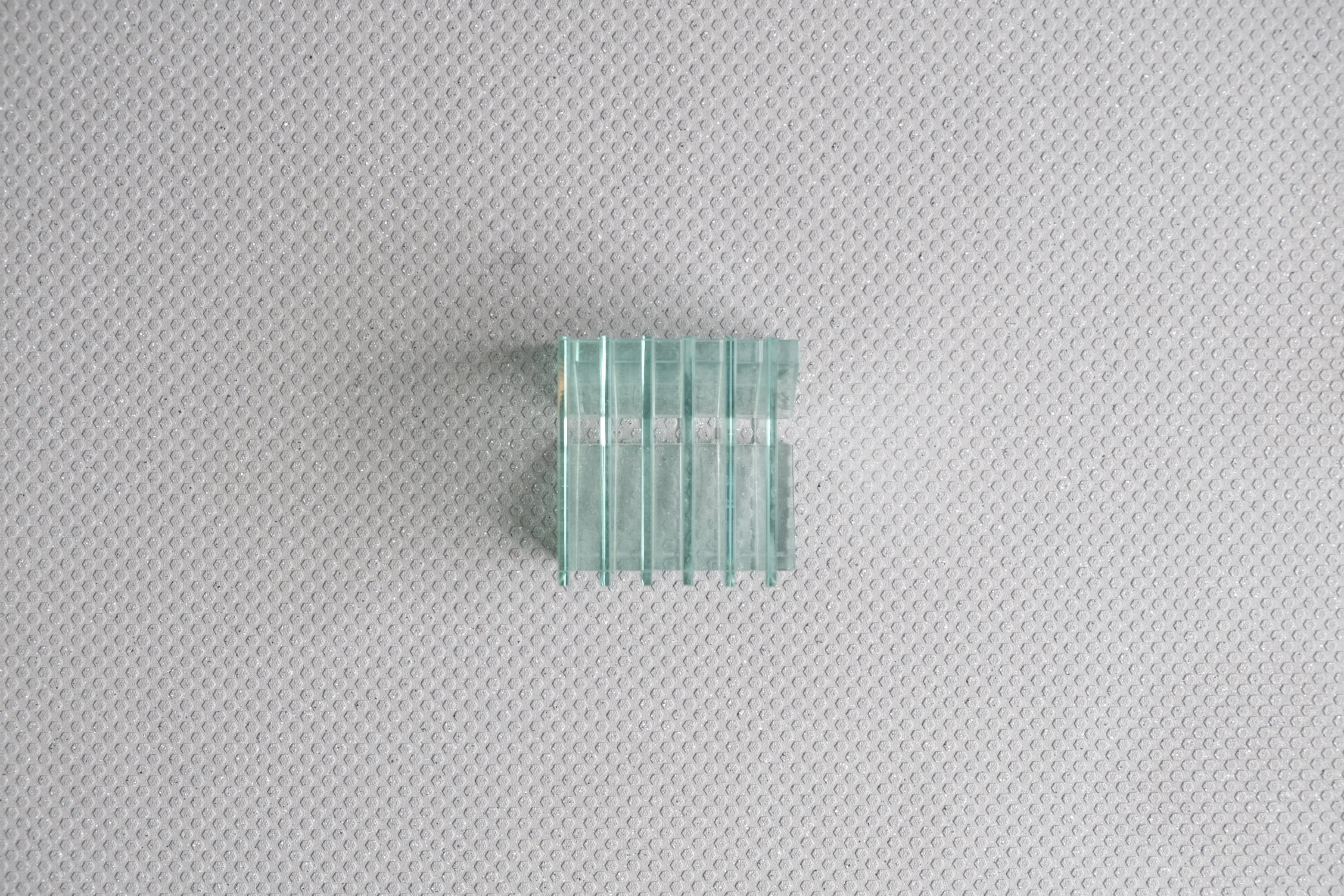 【ガラス製CDスタンド】建築的な佇まい|ポストカードスタンド・オブジェとしても美しい一品