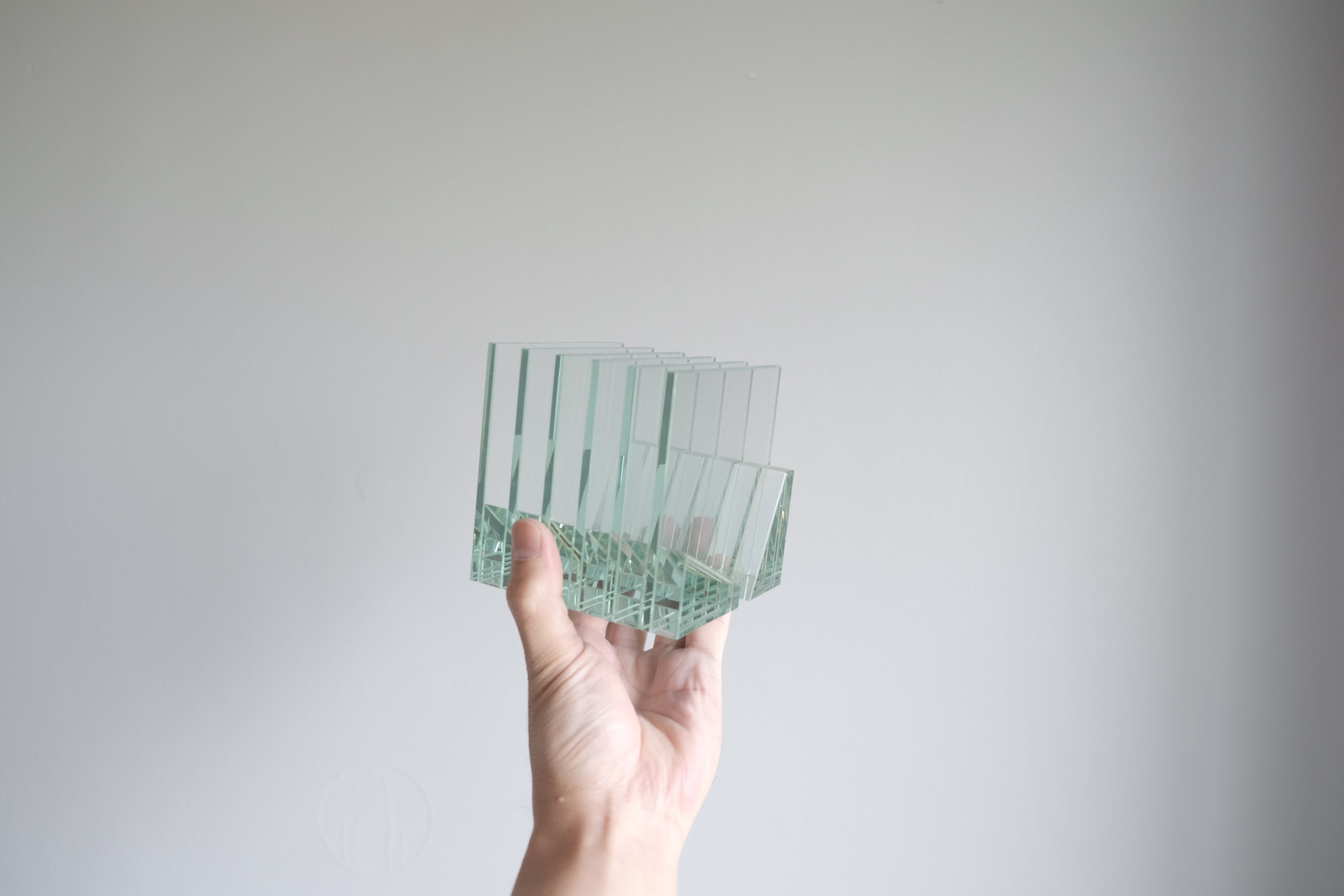 【ガラス製CDスタンド】建築的な佇まい|ポストカードスタンド・オブジェとしても美しい一品