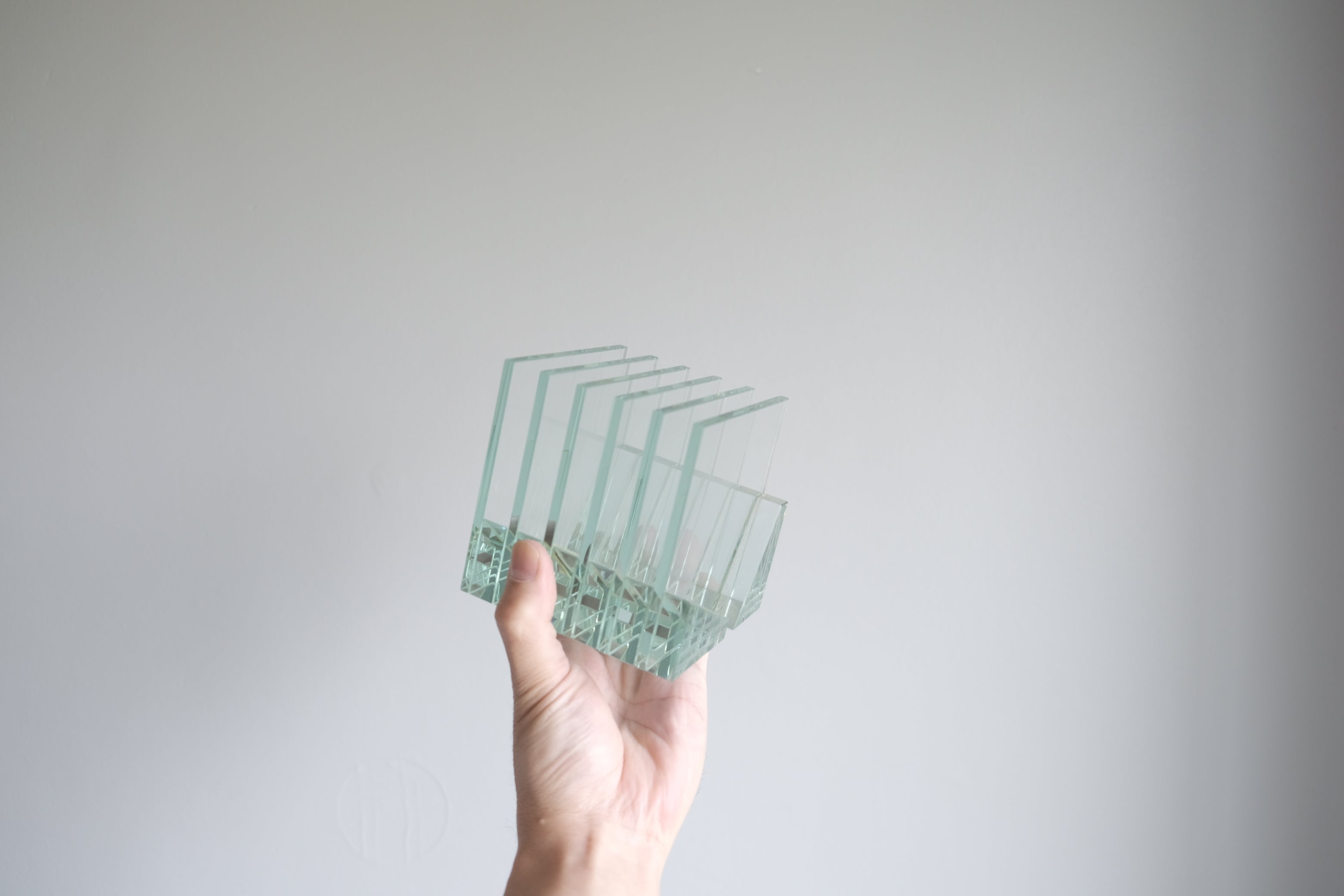 【ガラス製CDスタンド】建築的な佇まい|ポストカードスタンド・オブジェとしても美しい一品