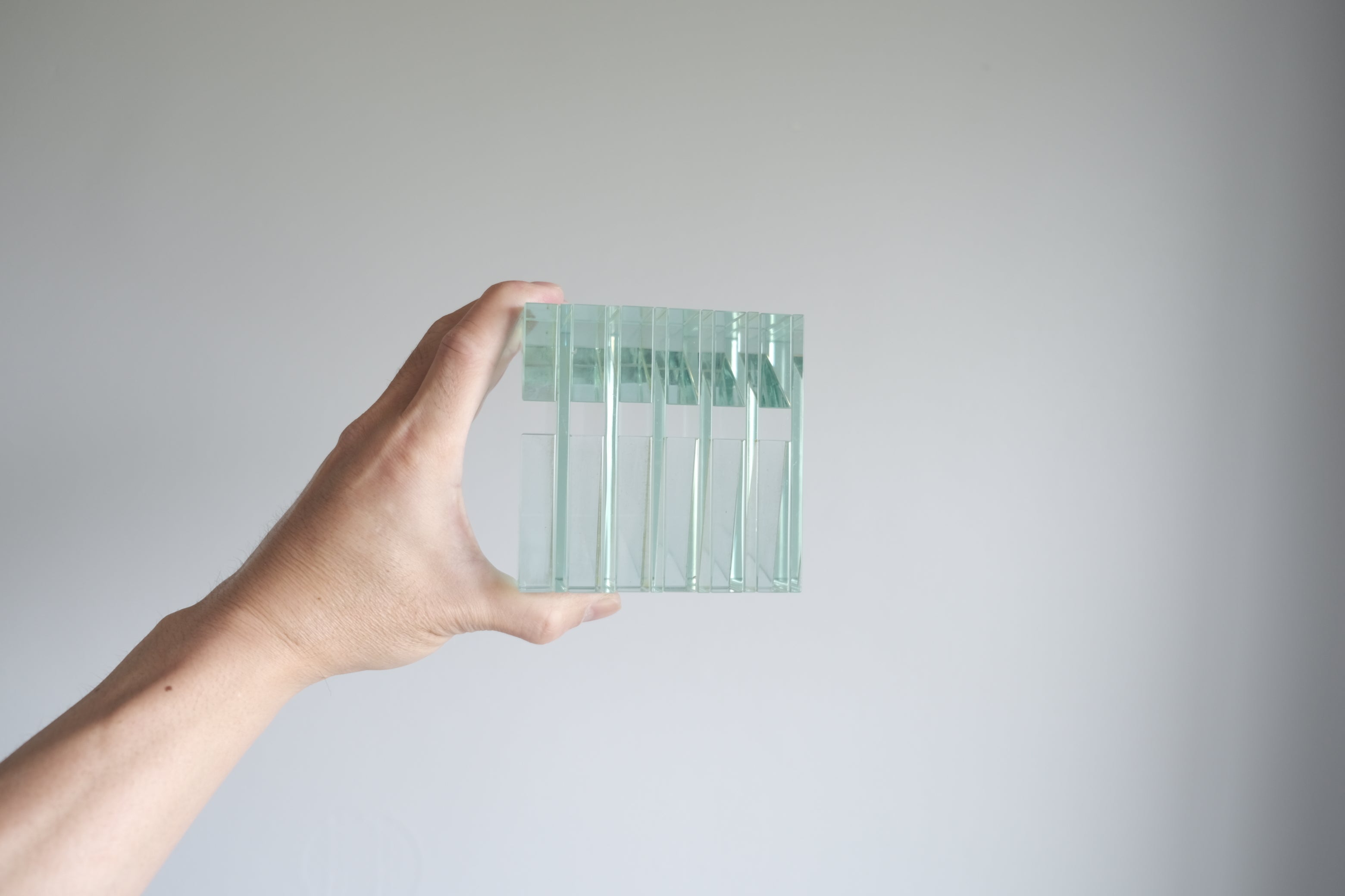 【ガラス製CDスタンド】建築的な佇まい|ポストカードスタンド・オブジェとしても美しい一品