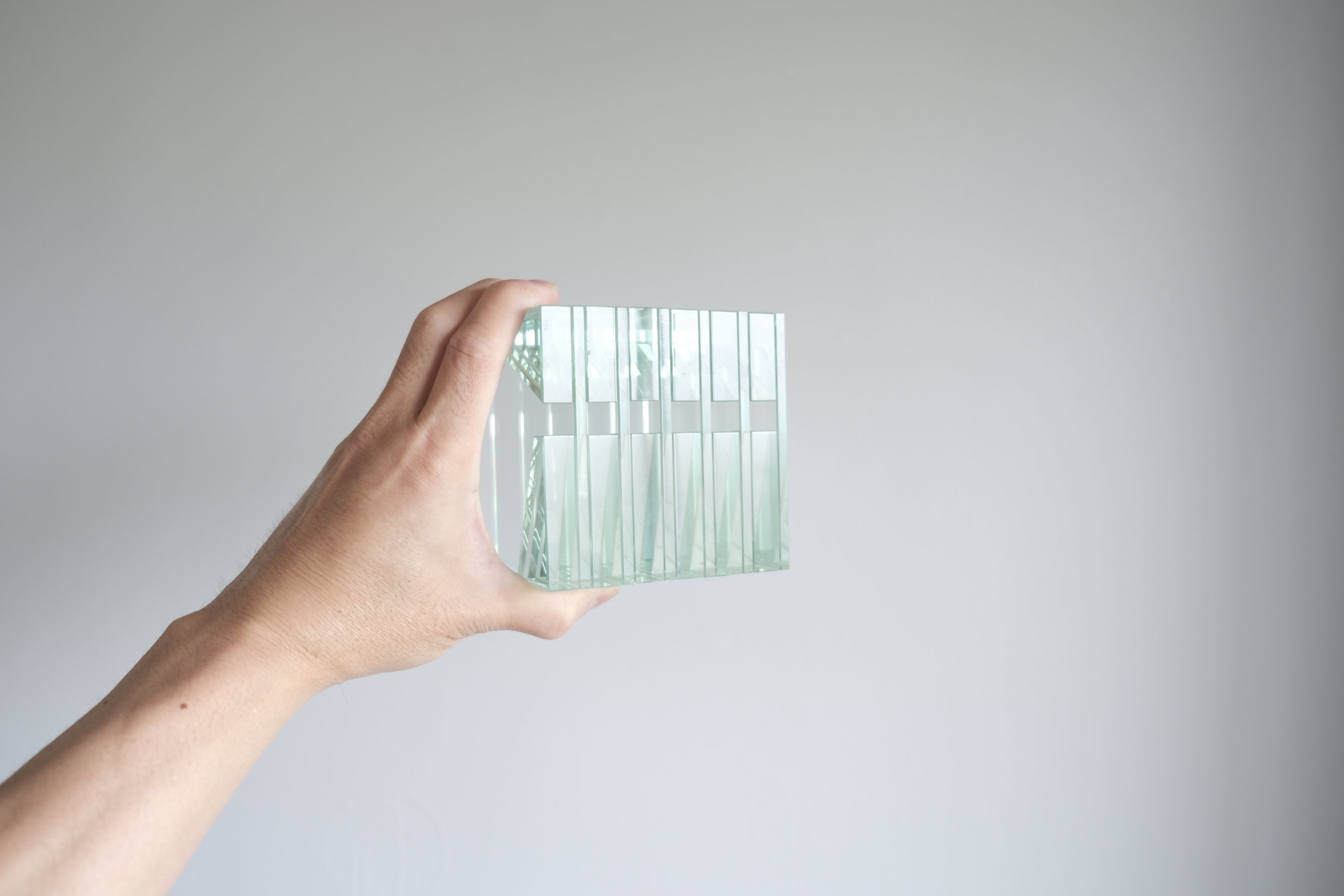 【ガラス製CDスタンド】建築的な佇まい|ポストカードスタンド・オブジェとしても美しい一品
