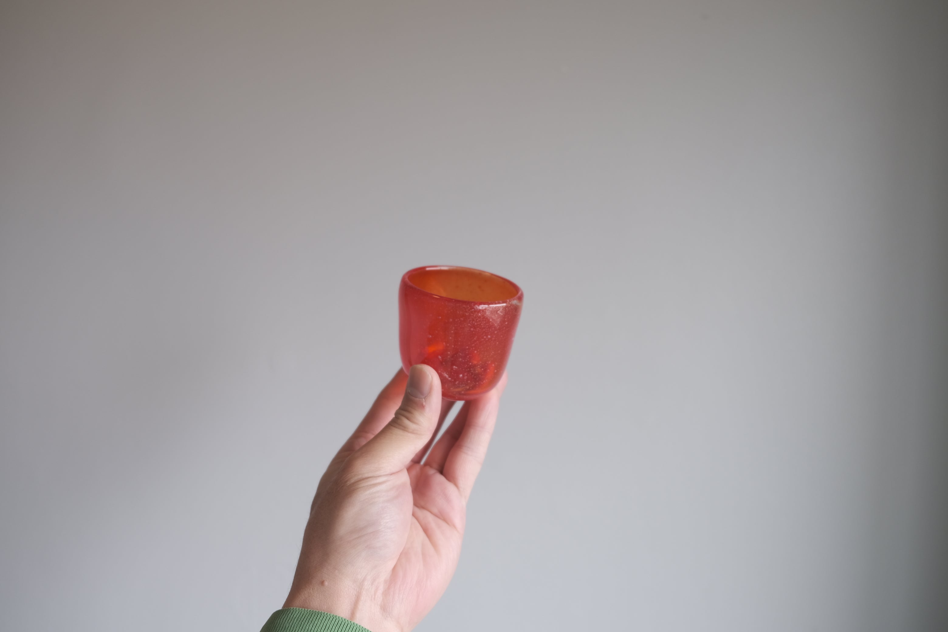 赤ガラス 酒杯/小さなビアグラス|雪が舞い落ちたような表情・女性プロダクトデザイナー草分け 古川作品(φ60×H60mm)