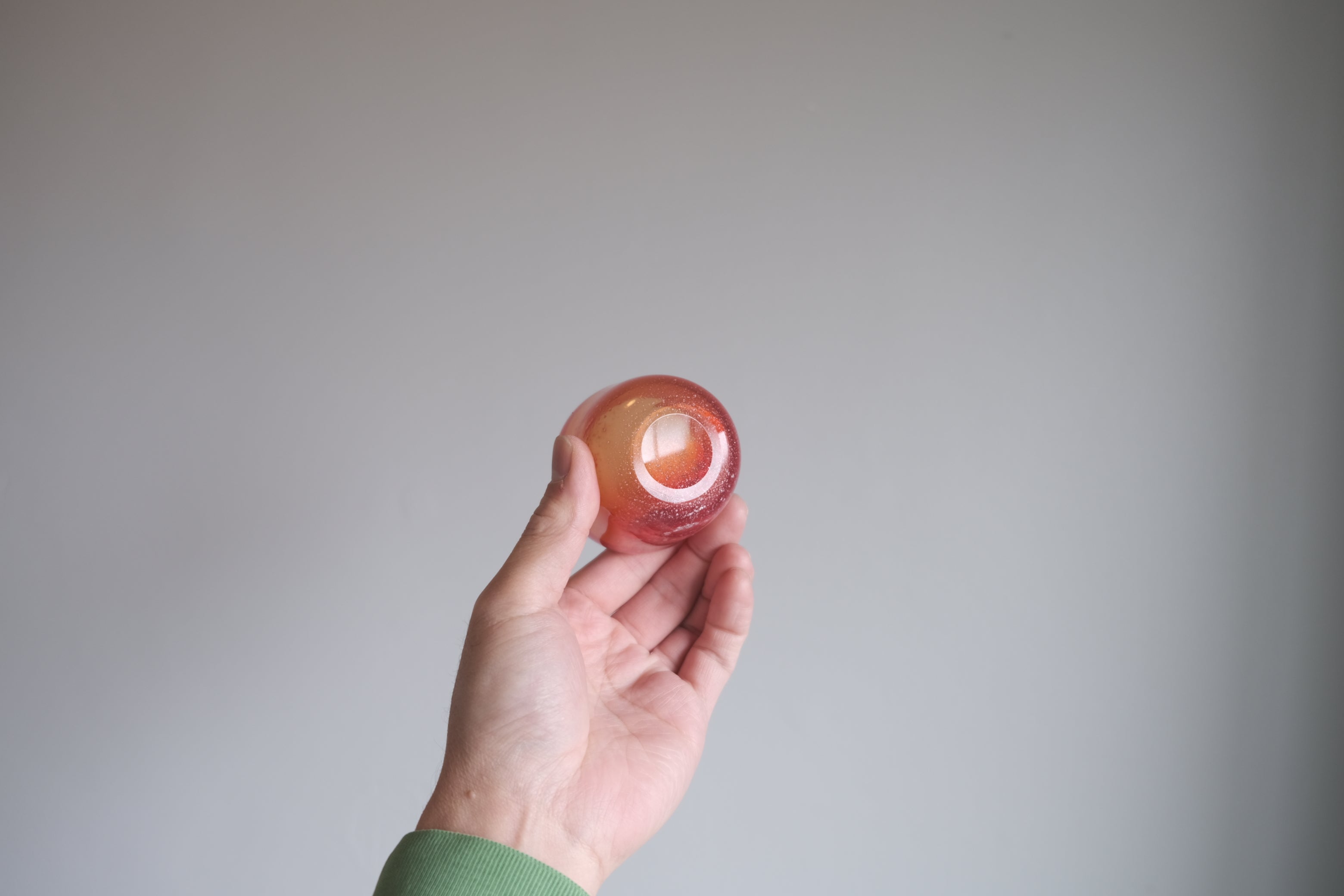 赤ガラス 酒杯/小さなビアグラス|雪が舞い落ちたような表情・女性プロダクトデザイナー草分け 古川作品(φ60×H60mm)