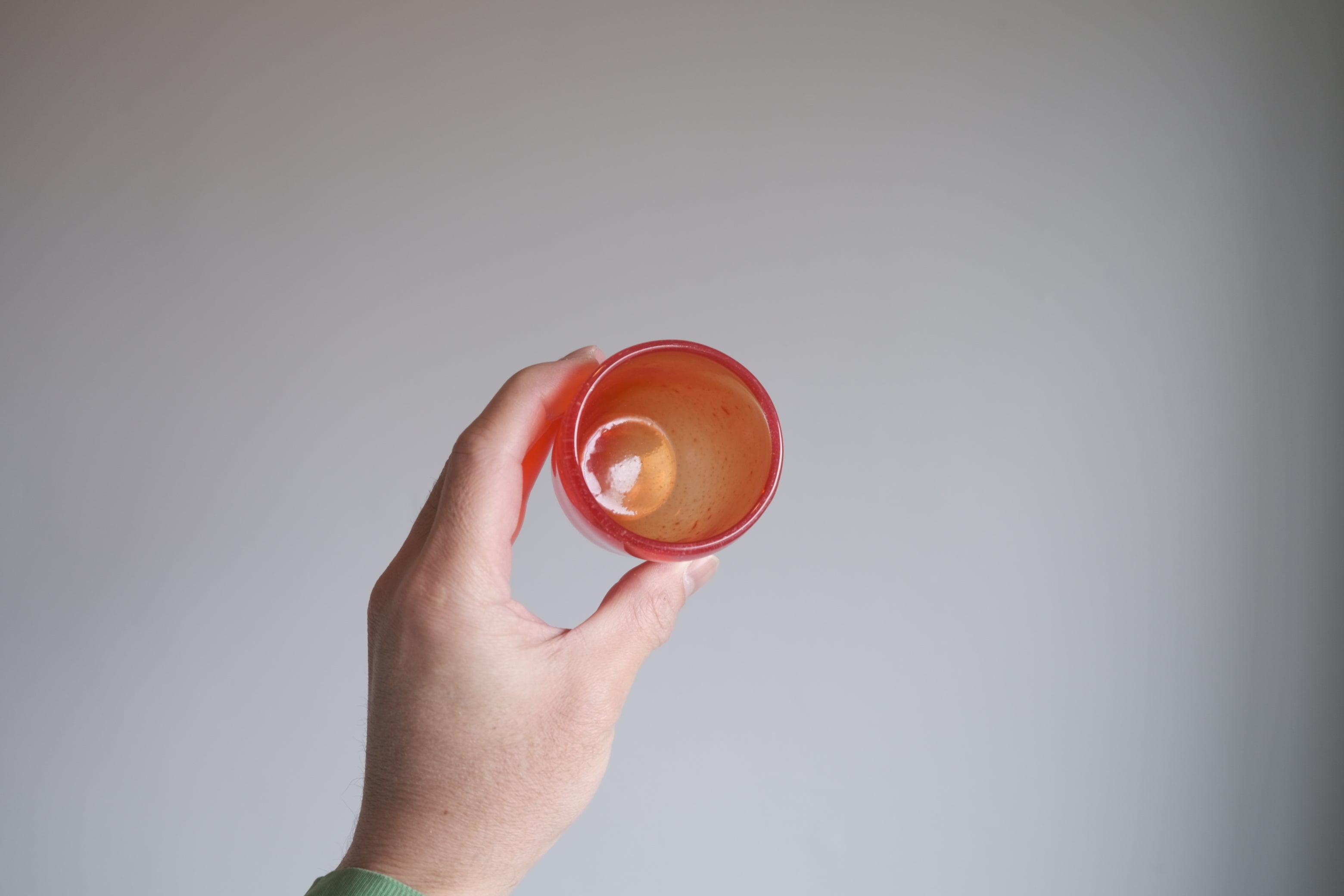 赤ガラス 酒杯/小さなビアグラス|雪が舞い落ちたような表情・女性プロダクトデザイナー草分け 古川作品(φ60×H60mm)