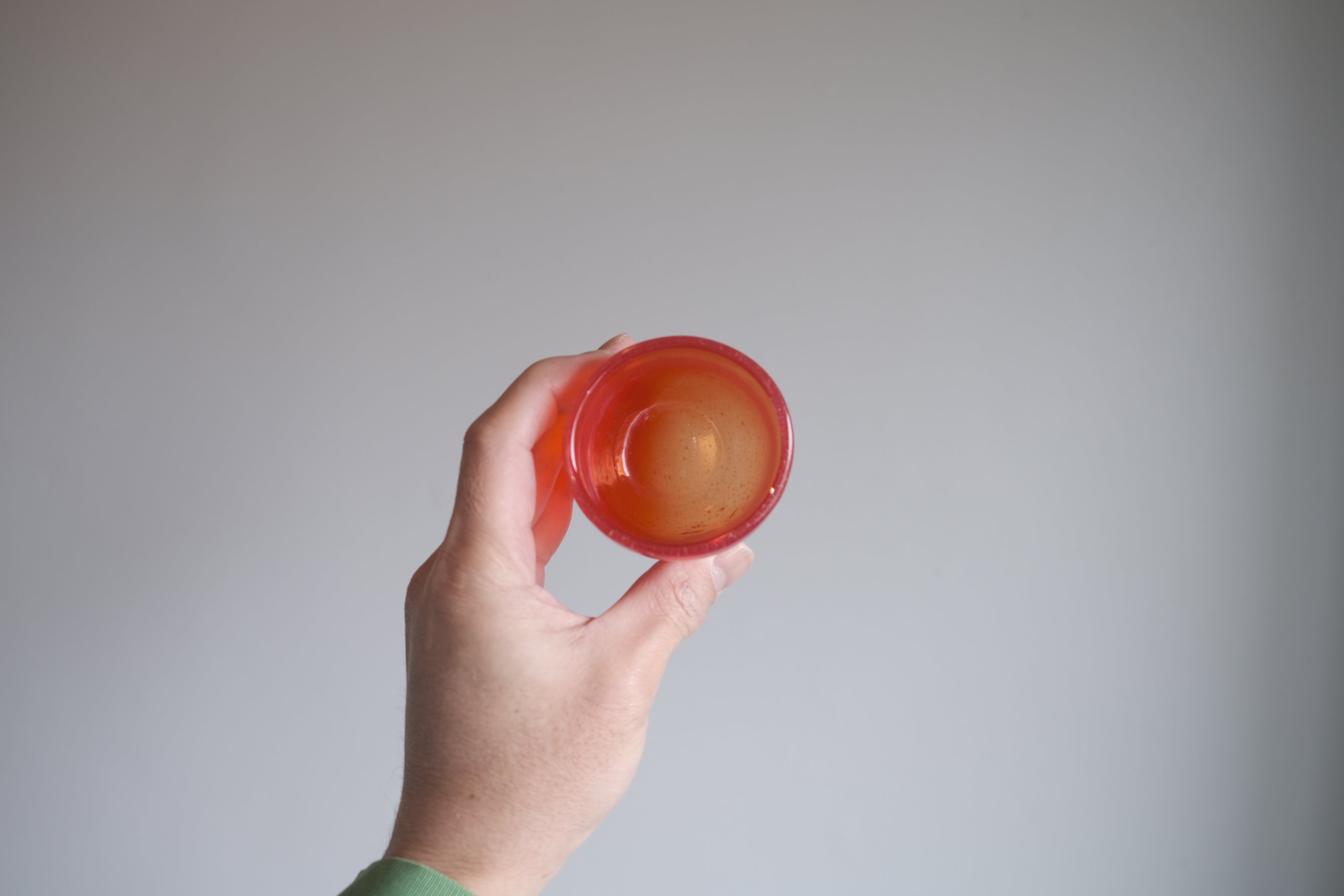 赤ガラス 酒杯/小さなビアグラス|雪が舞い落ちたような表情・女性プロダクトデザイナー草分け 古川作品(φ60×H60mm)