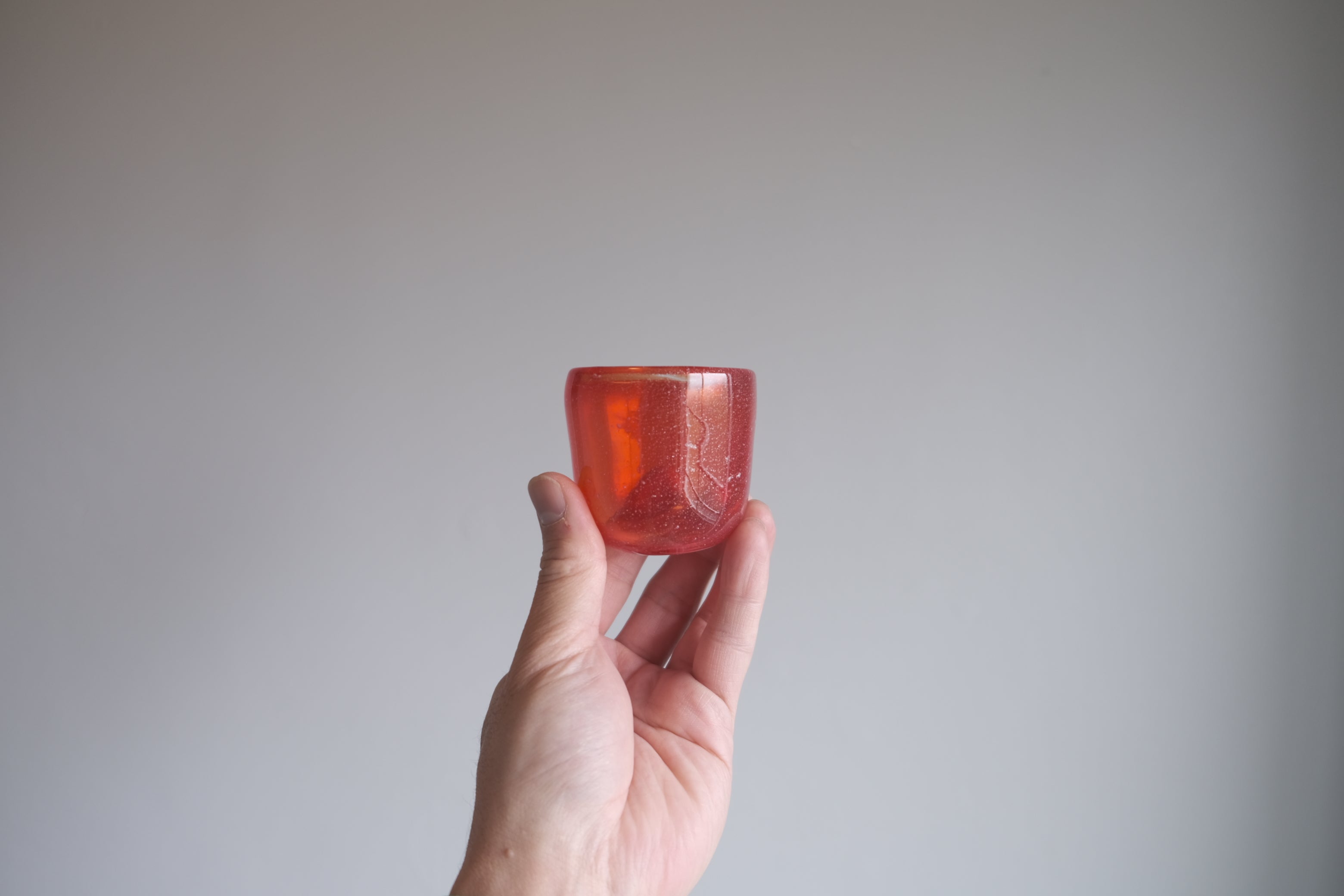 赤ガラス 酒杯/小さなビアグラス|雪が舞い落ちたような表情・女性プロダクトデザイナー草分け 古川作品(φ60×H60mm)