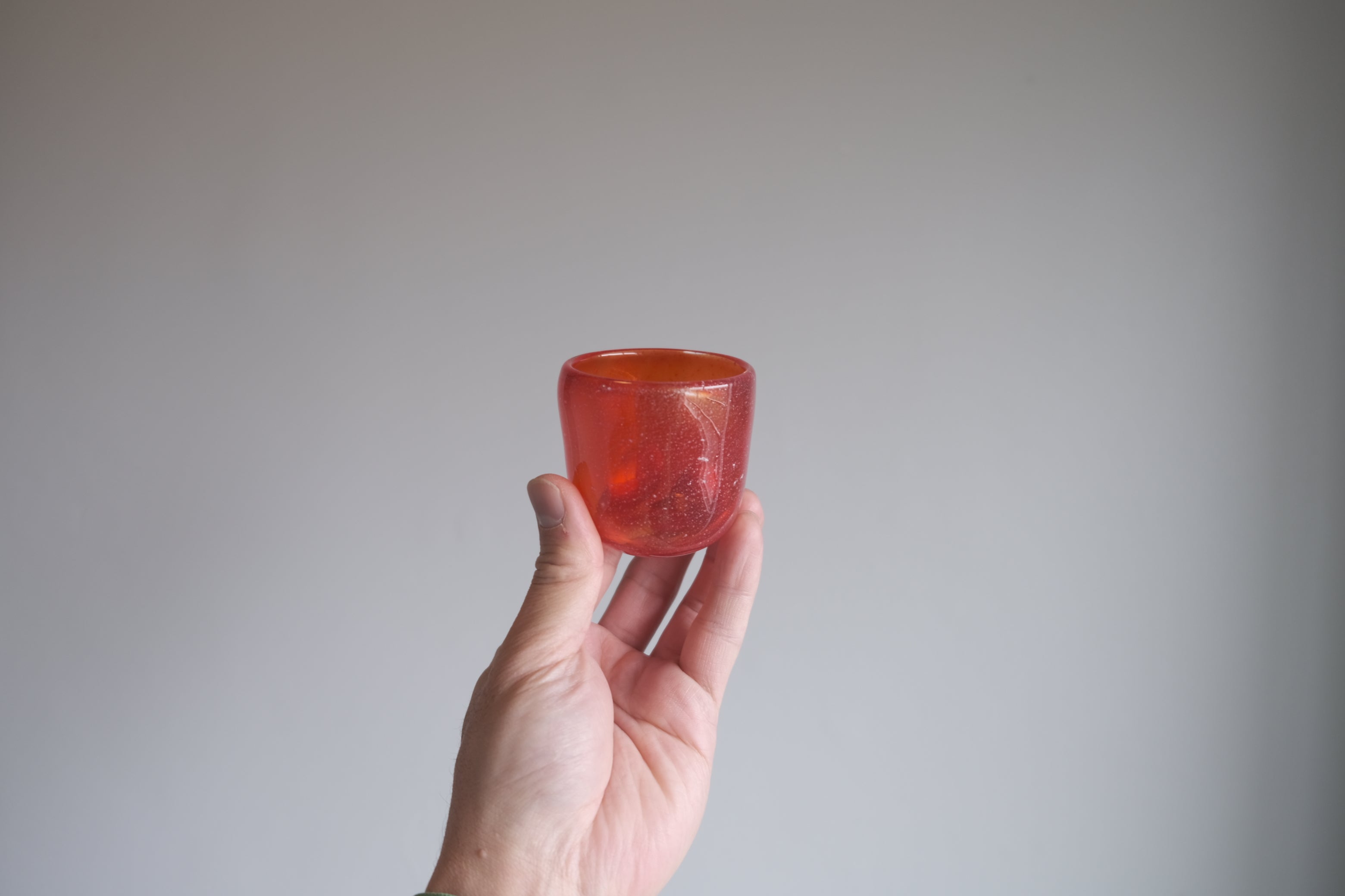 赤ガラス 酒杯/小さなビアグラス|雪が舞い落ちたような表情・女性プロダクトデザイナー草分け 古川作品(φ60×H60mm)