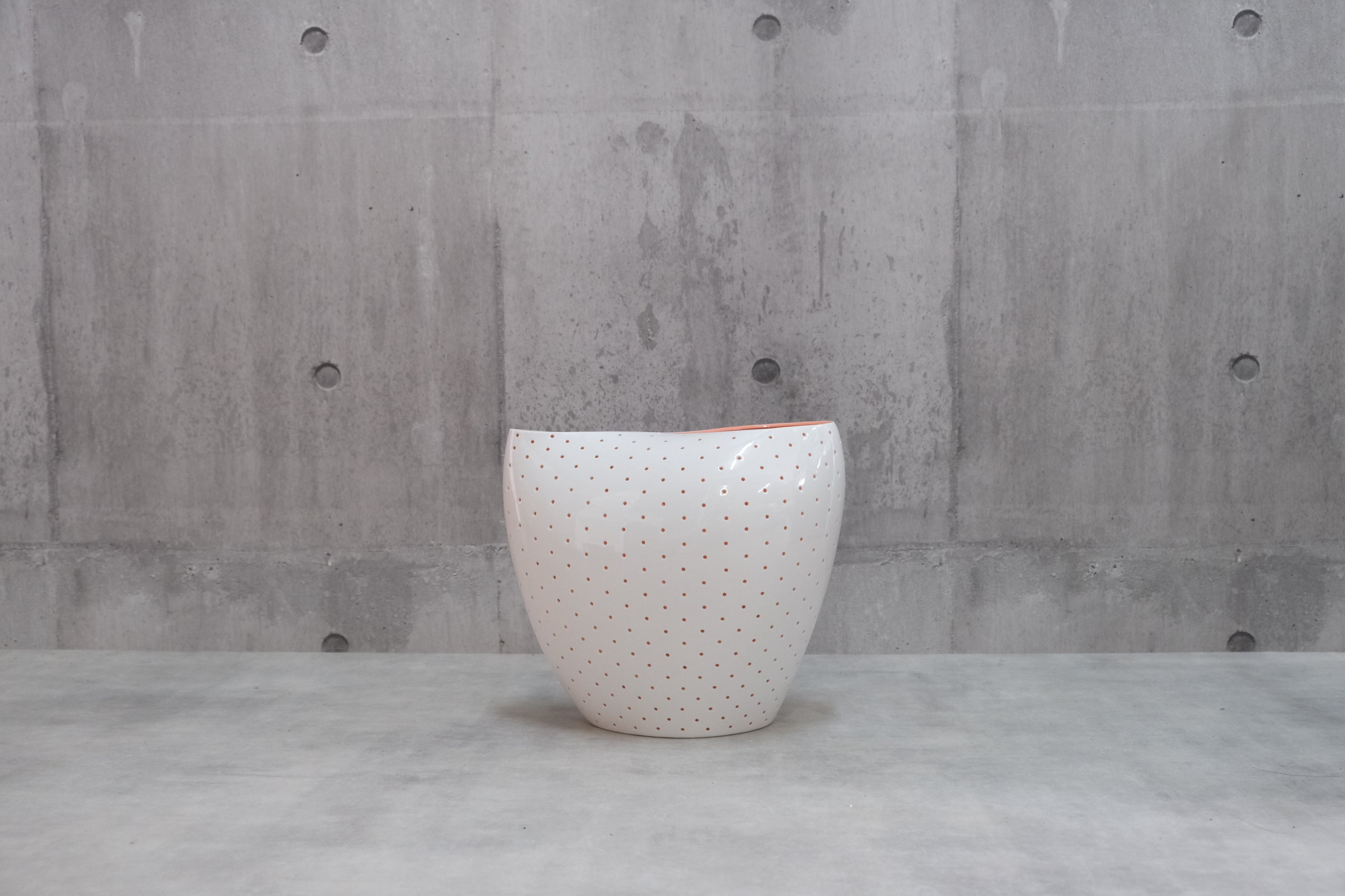 静けさを包む白|ALESSI FM22W 花器(マッシミリアーノ・フクサス)