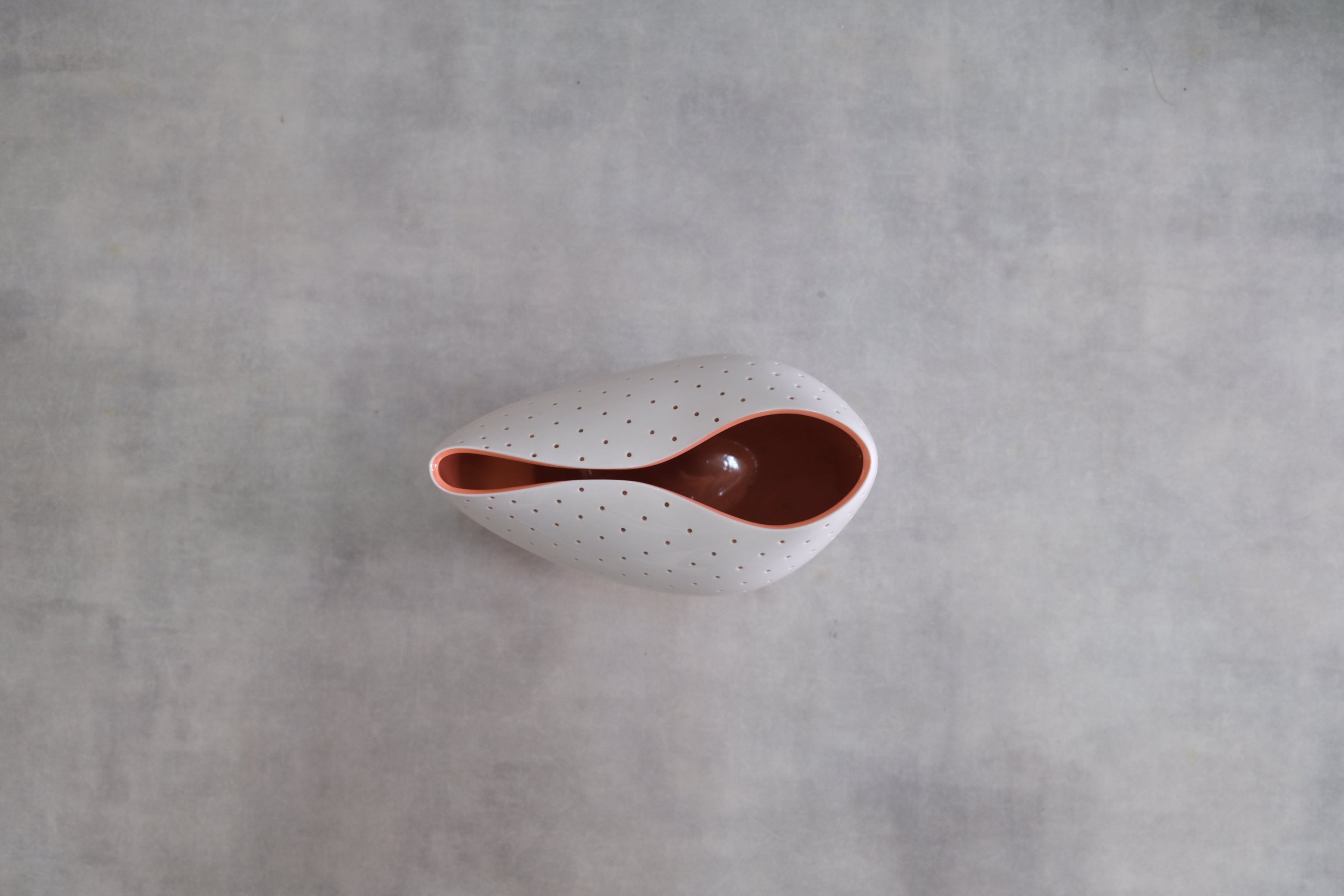 静けさを包む白|ALESSI FM22W 花器(マッシミリアーノ・フクサス)