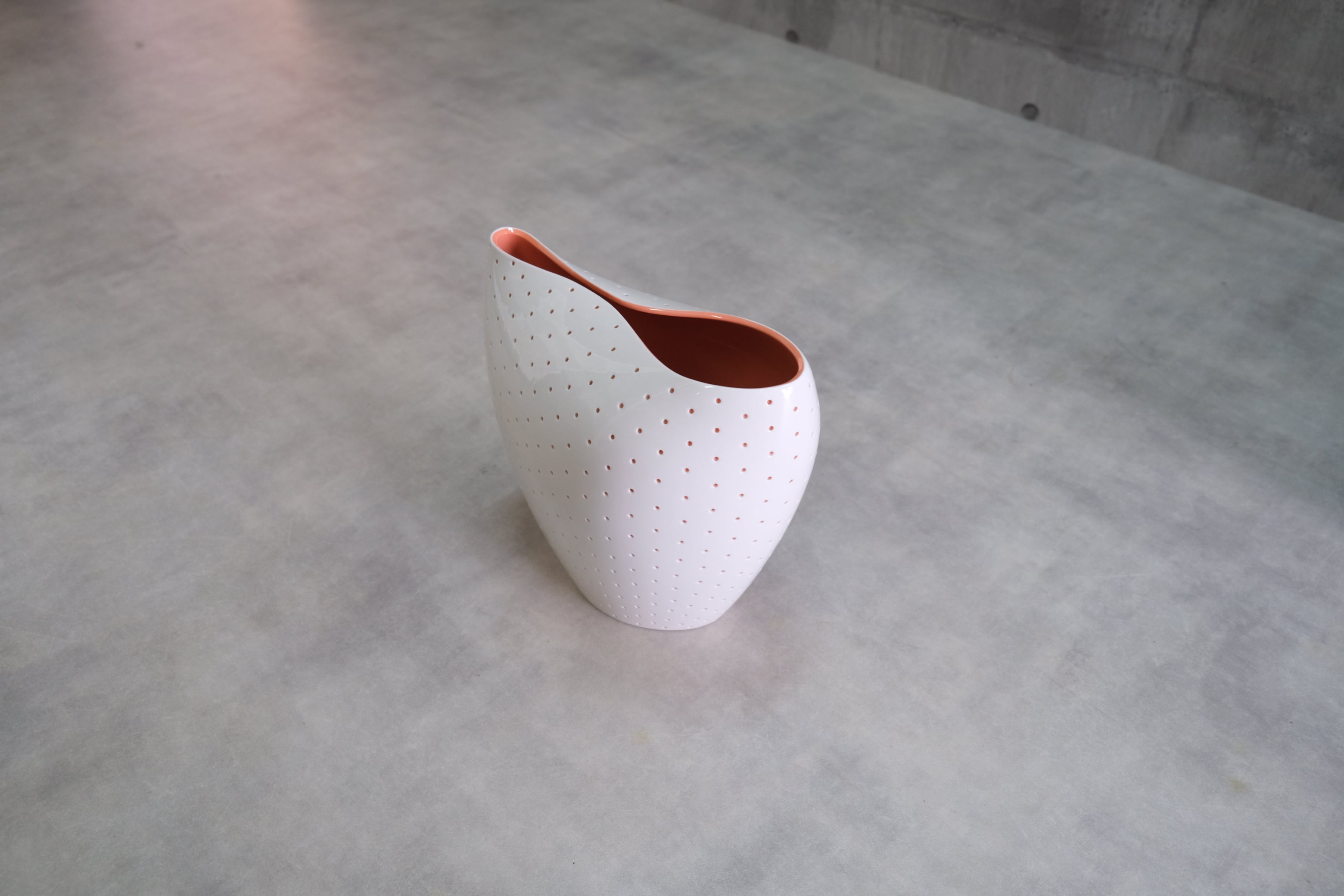 静けさを包む白|ALESSI FM22W 花器(マッシミリアーノ・フクサス)