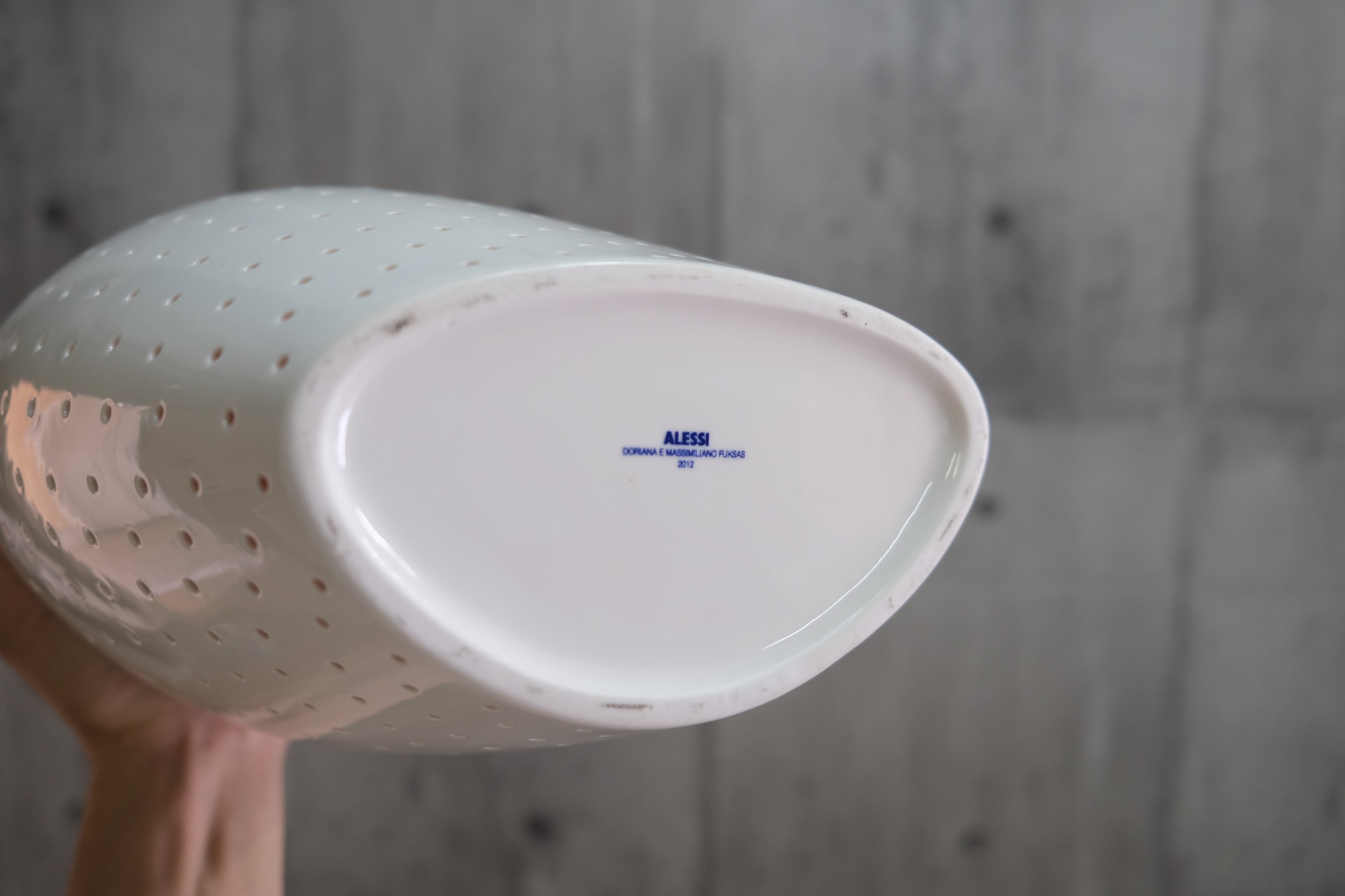 静けさを包む白|ALESSI FM22W 花器(マッシミリアーノ・フクサス)