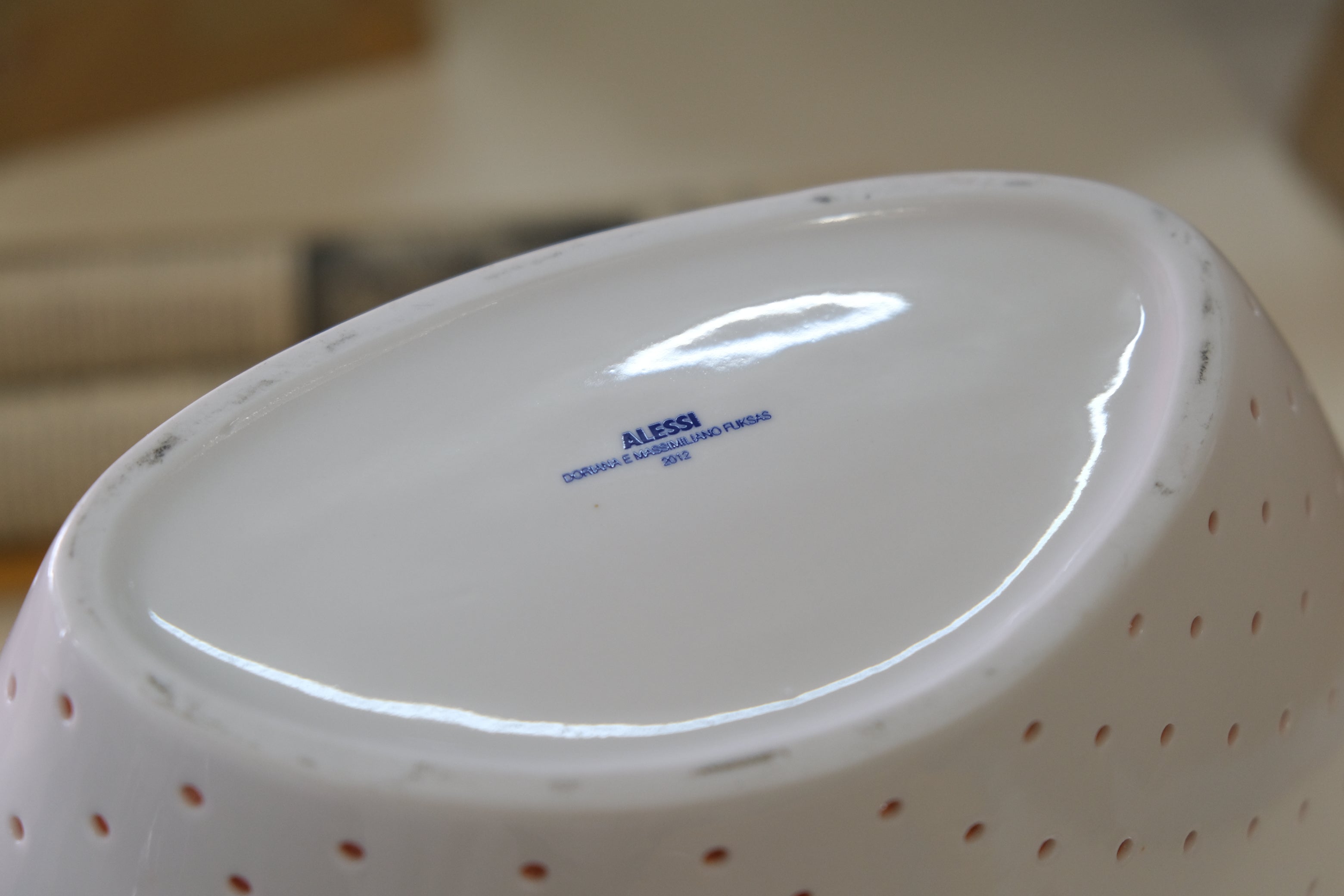 静けさを包む白|ALESSI FM22W 花器(マッシミリアーノ・フクサス)