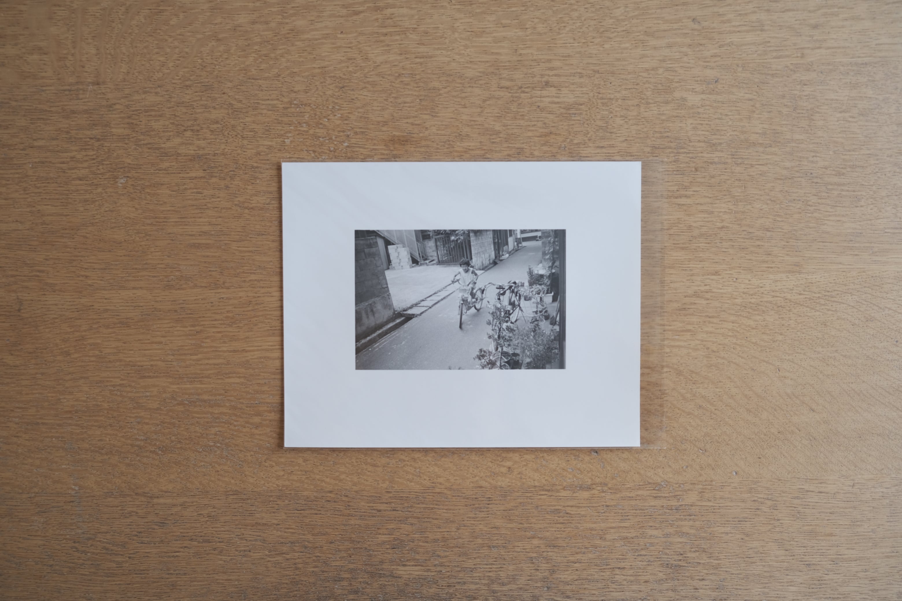 牛腸茂雄《SELF AND OTHERS》1992年モダンプリント|Printed by 三浦和人|六切|裏面鉛筆記載あり(自転車の少年)