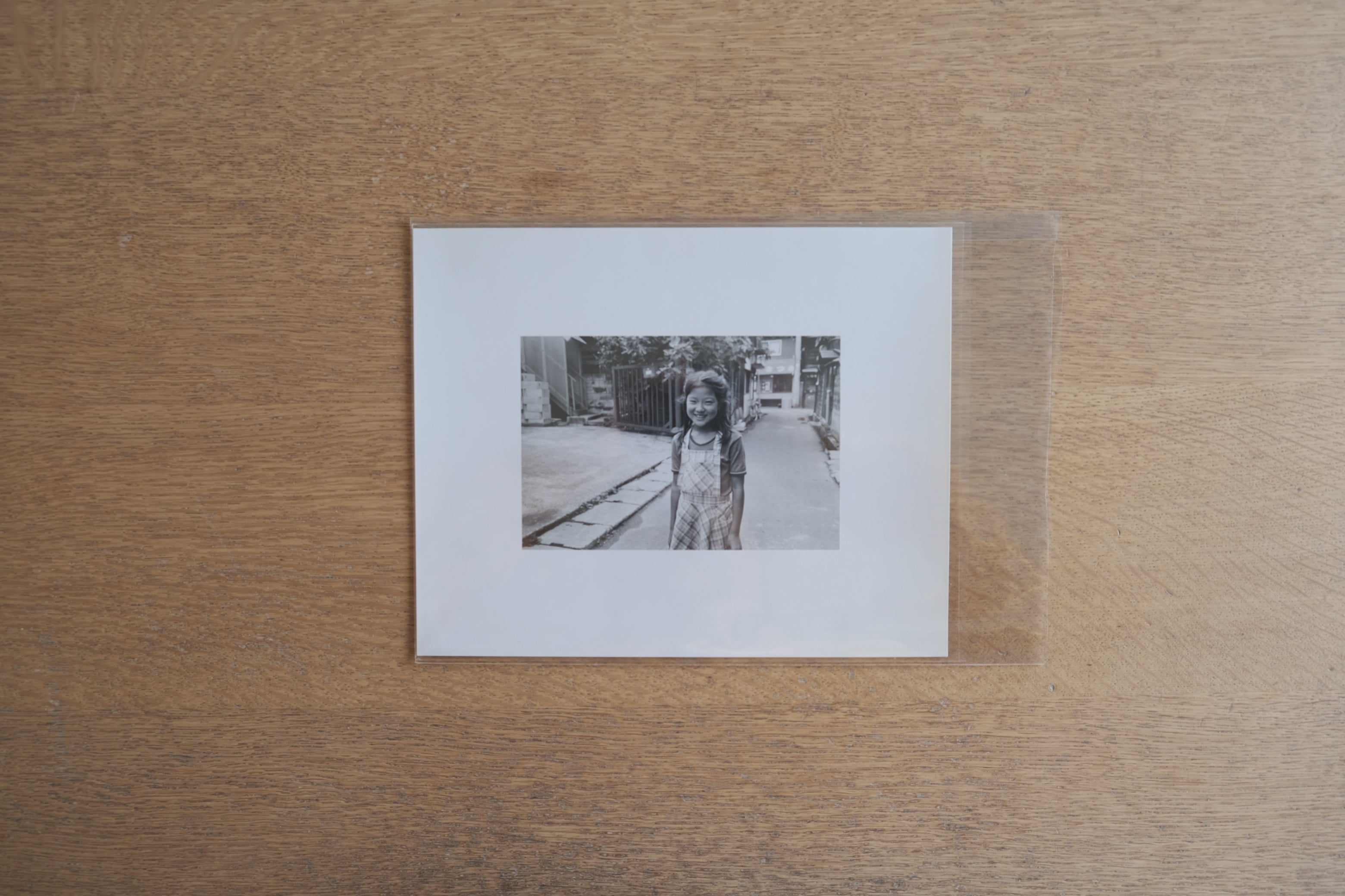 牛腸茂雄《SELF AND OTHERS》モダンプリント|六切銀塩|プリンター記載なし(路地の少女)