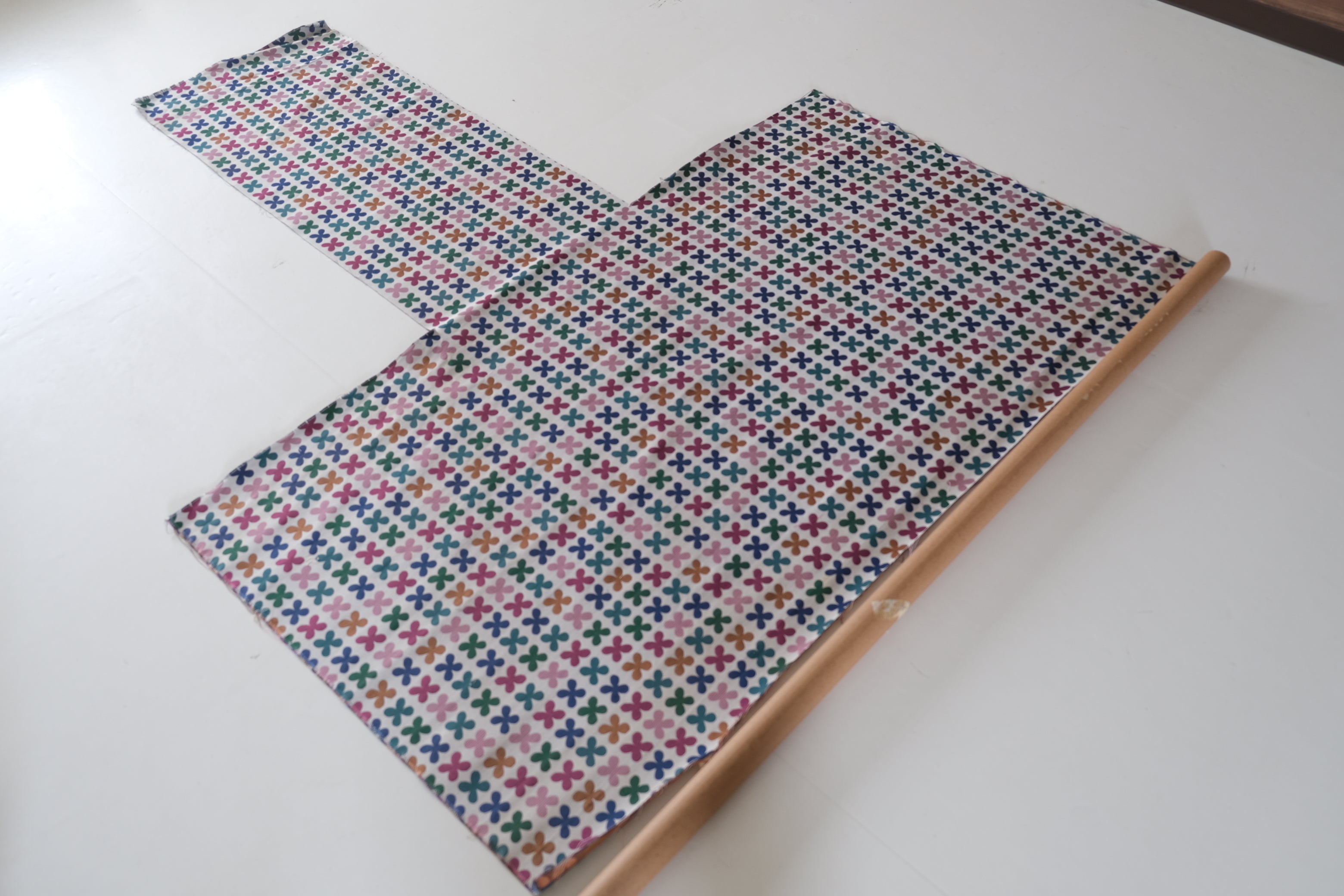 色とリズムが踊る布|Girard「Crimson」ファブリック/maharam