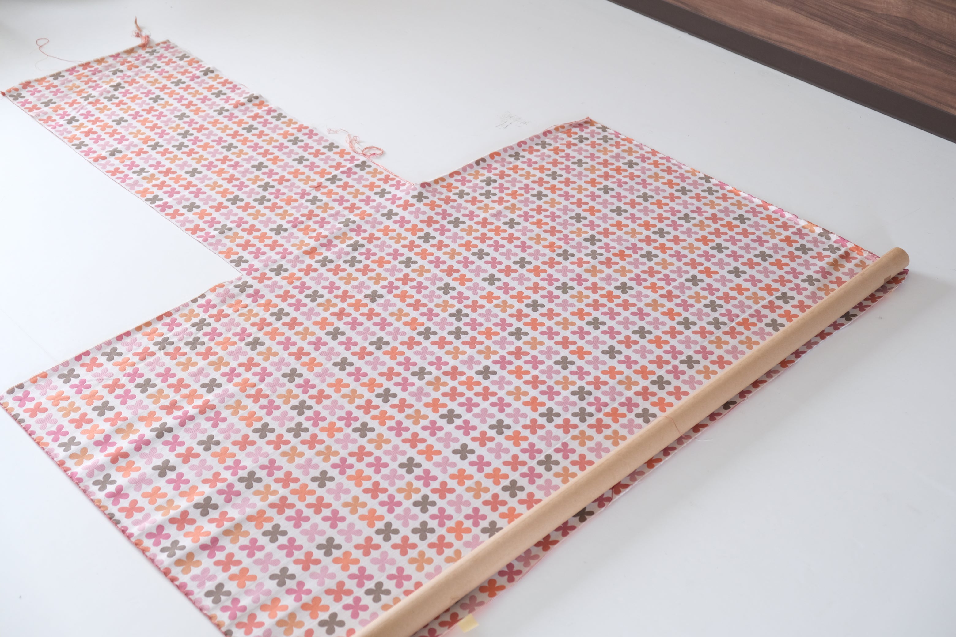 色とリズムが織りなす布|Girard「Quatrefoil」ピンクファブリック