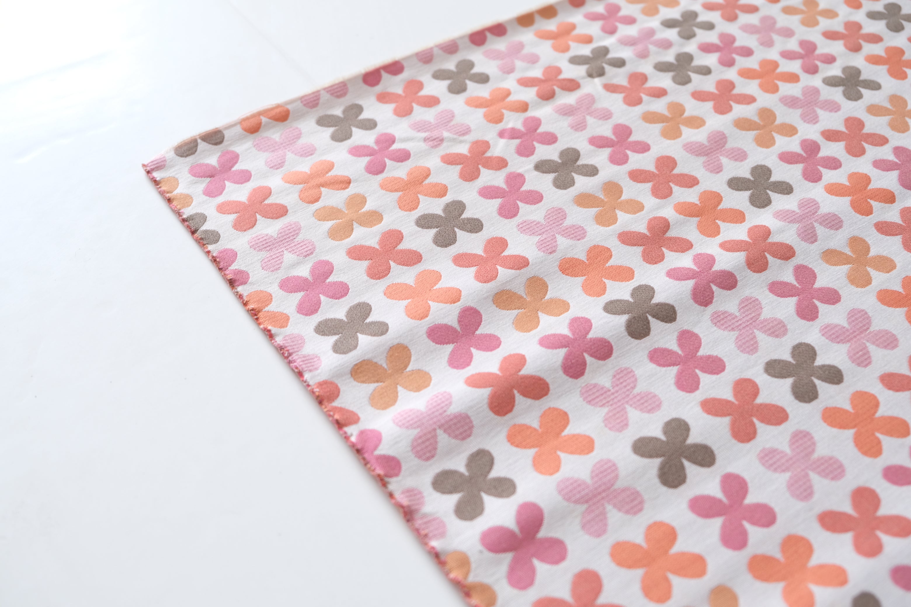 色とリズムが織りなす布|Girard「Quatrefoil」ピンクファブリック