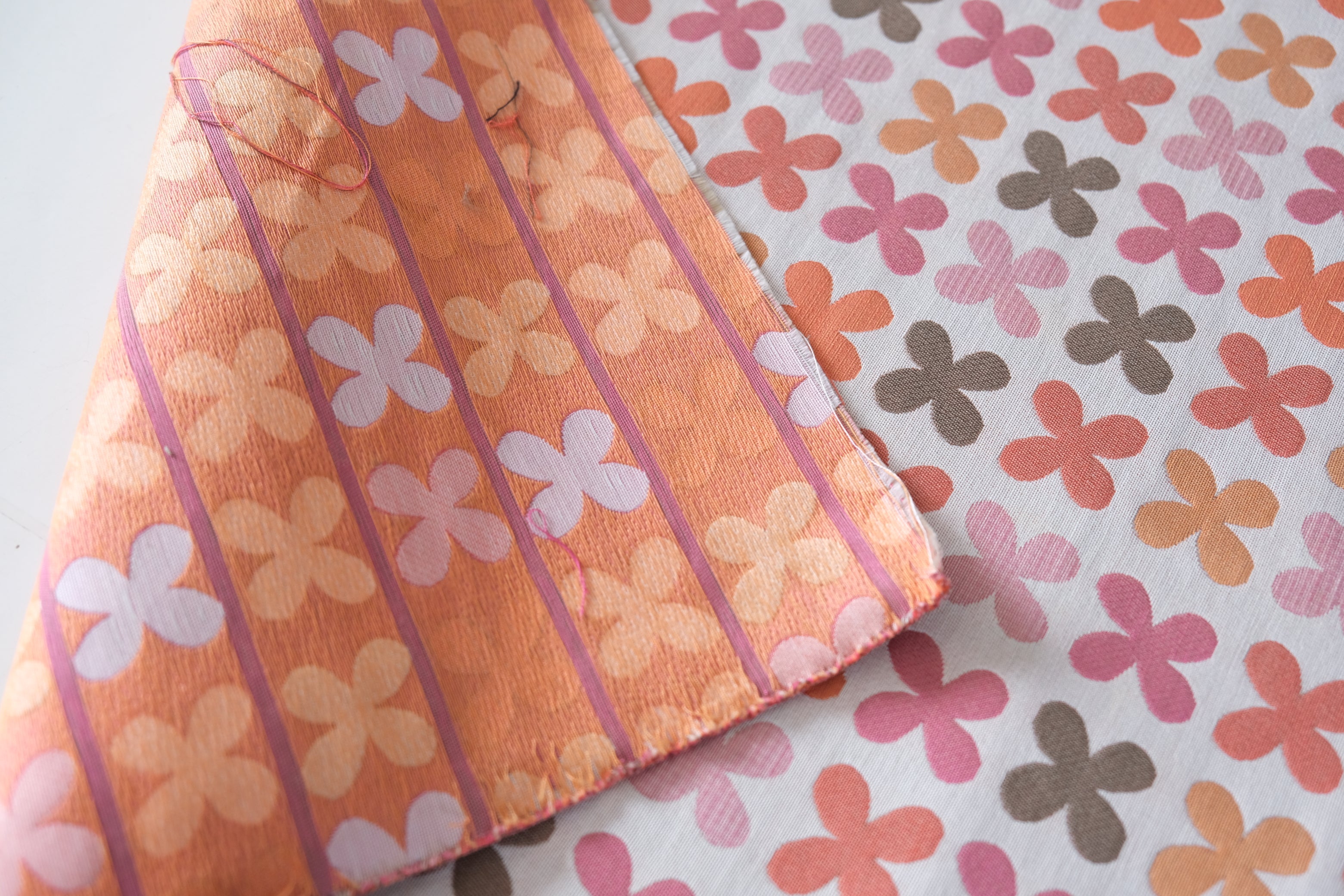 色とリズムが織りなす布|Girard「Quatrefoil」ピンクファブリック