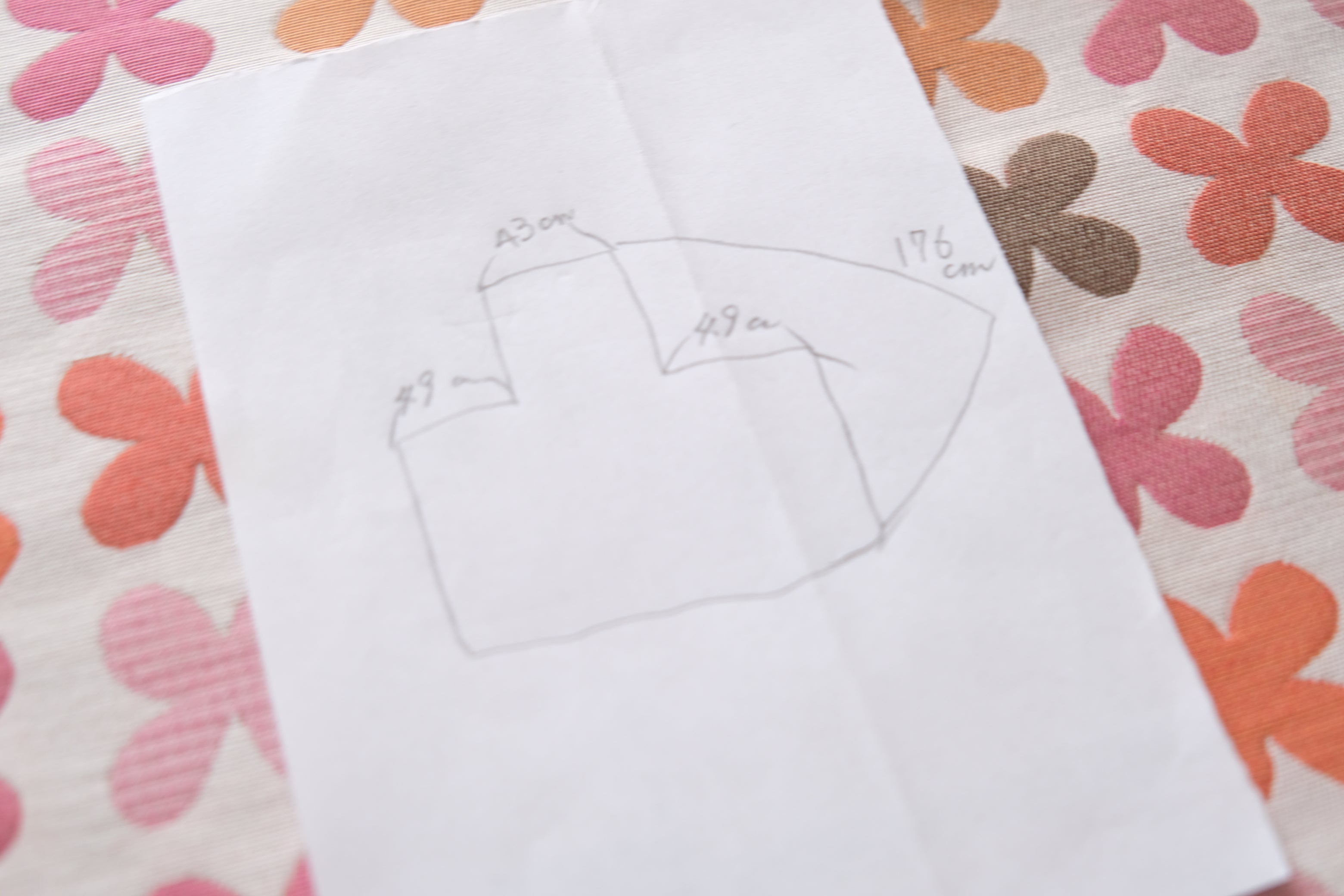 色とリズムが織りなす布|Girard「Quatrefoil」ピンクファブリック