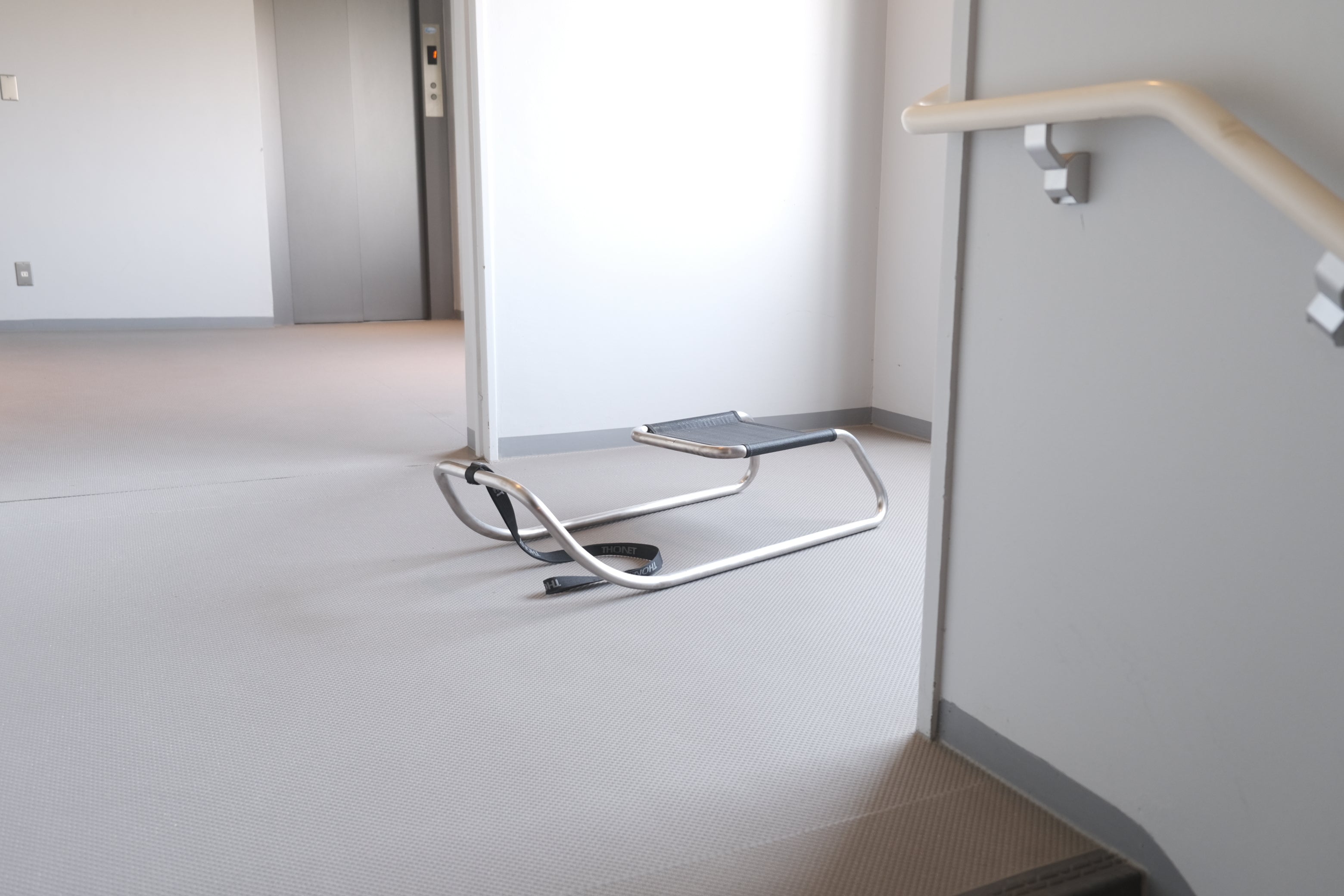 THONET S333 ソリ/Holger Lange デザイン ステンレス×メッシュの彫刻的ラウンジオブジェ