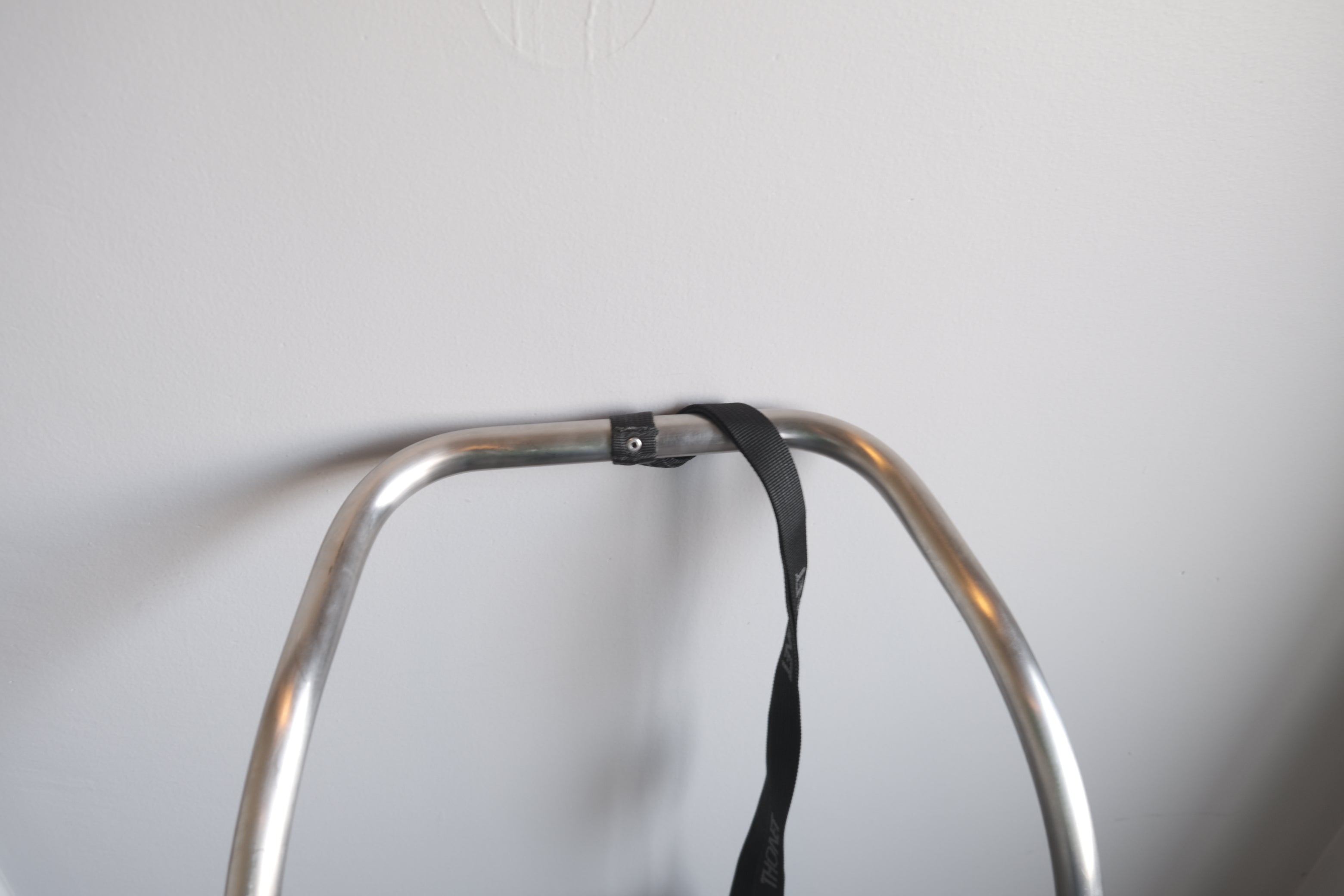 THONET S333 ソリ/Holger Lange デザイン ステンレス×メッシュの彫刻的ラウンジオブジェ