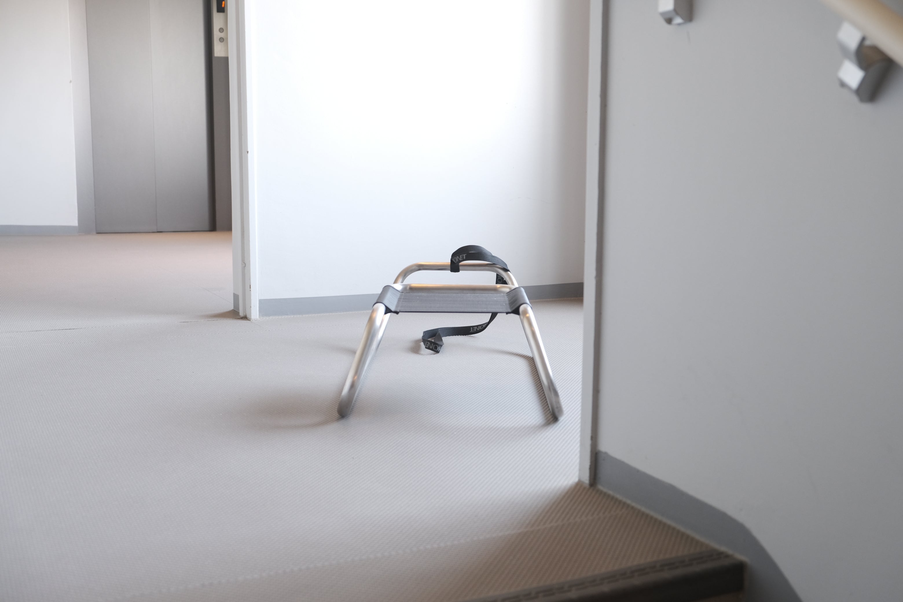THONET S333 ソリ/Holger Lange デザイン ステンレス×メッシュの彫刻的ラウンジオブジェ