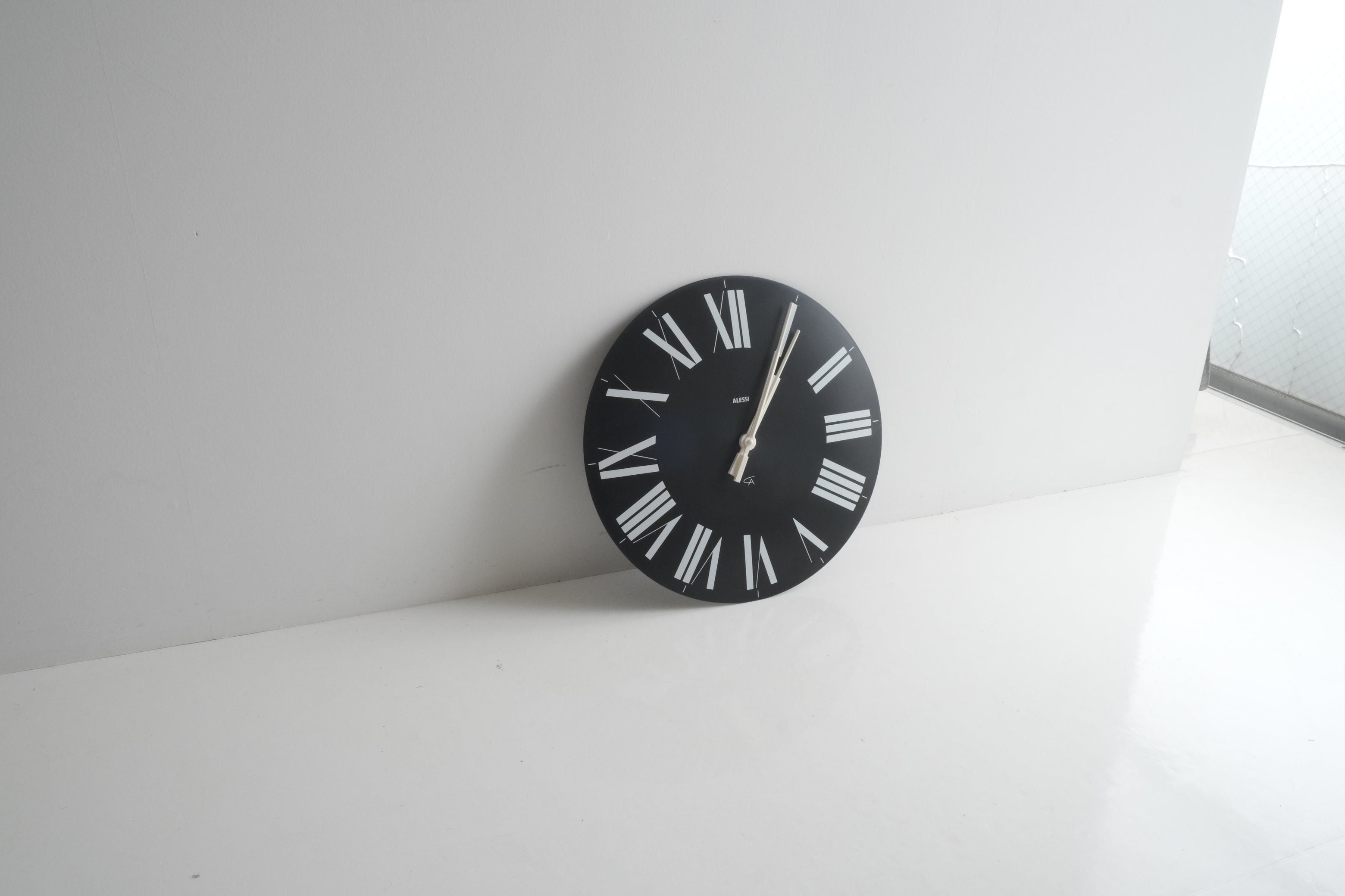 ALESSI 壁掛け時計|カスティリオーニ兄弟デザイン/ローマ数字・クラシカルモダン