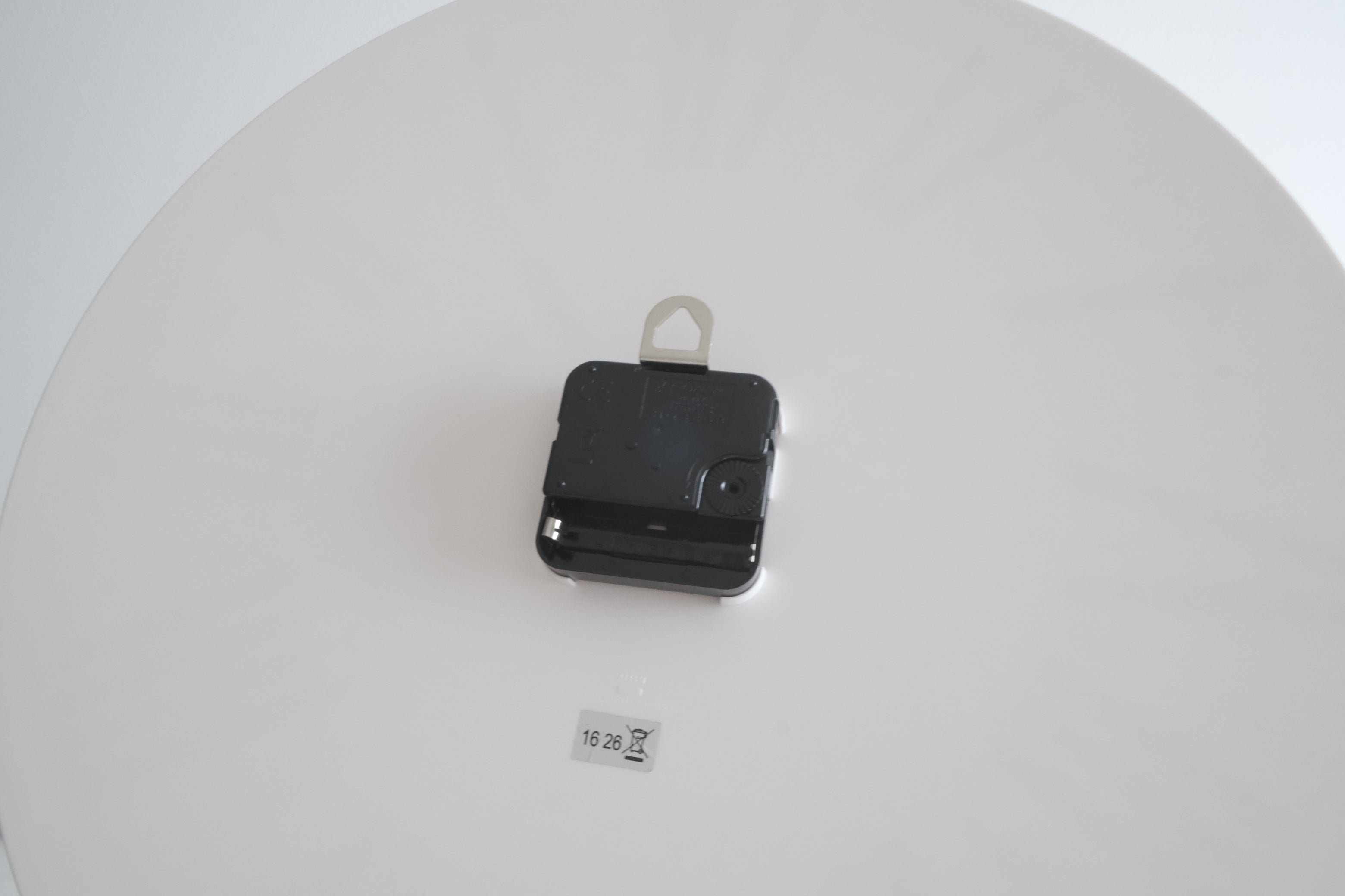 ALESSI 壁掛け時計 ホワイト×レッド|カスティリオーニ兄弟デザイン/ローマ数字・建築的ミニマル