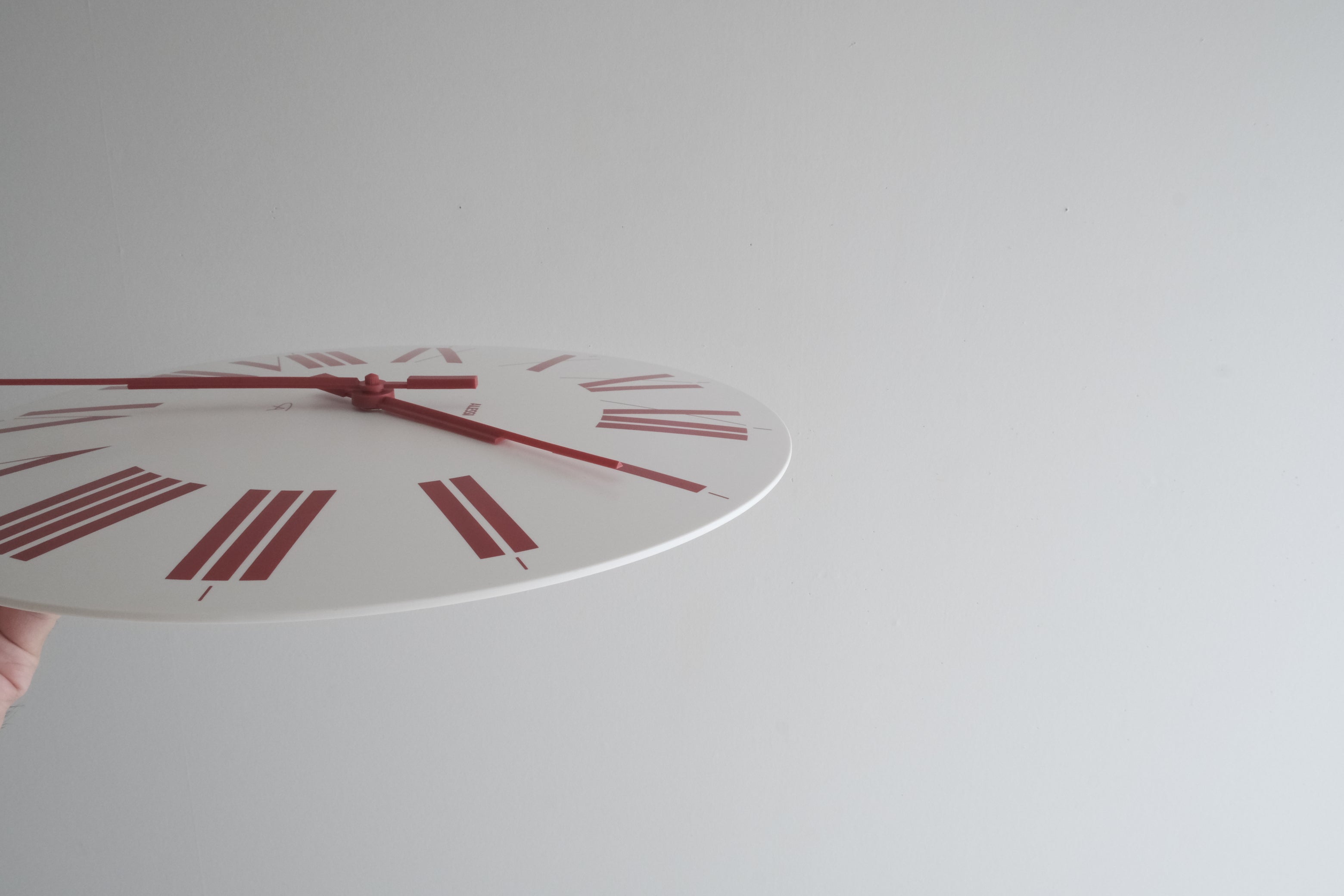 ALESSI 壁掛け時計 ホワイト×レッド|カスティリオーニ兄弟デザイン/ローマ数字・建築的ミニマル